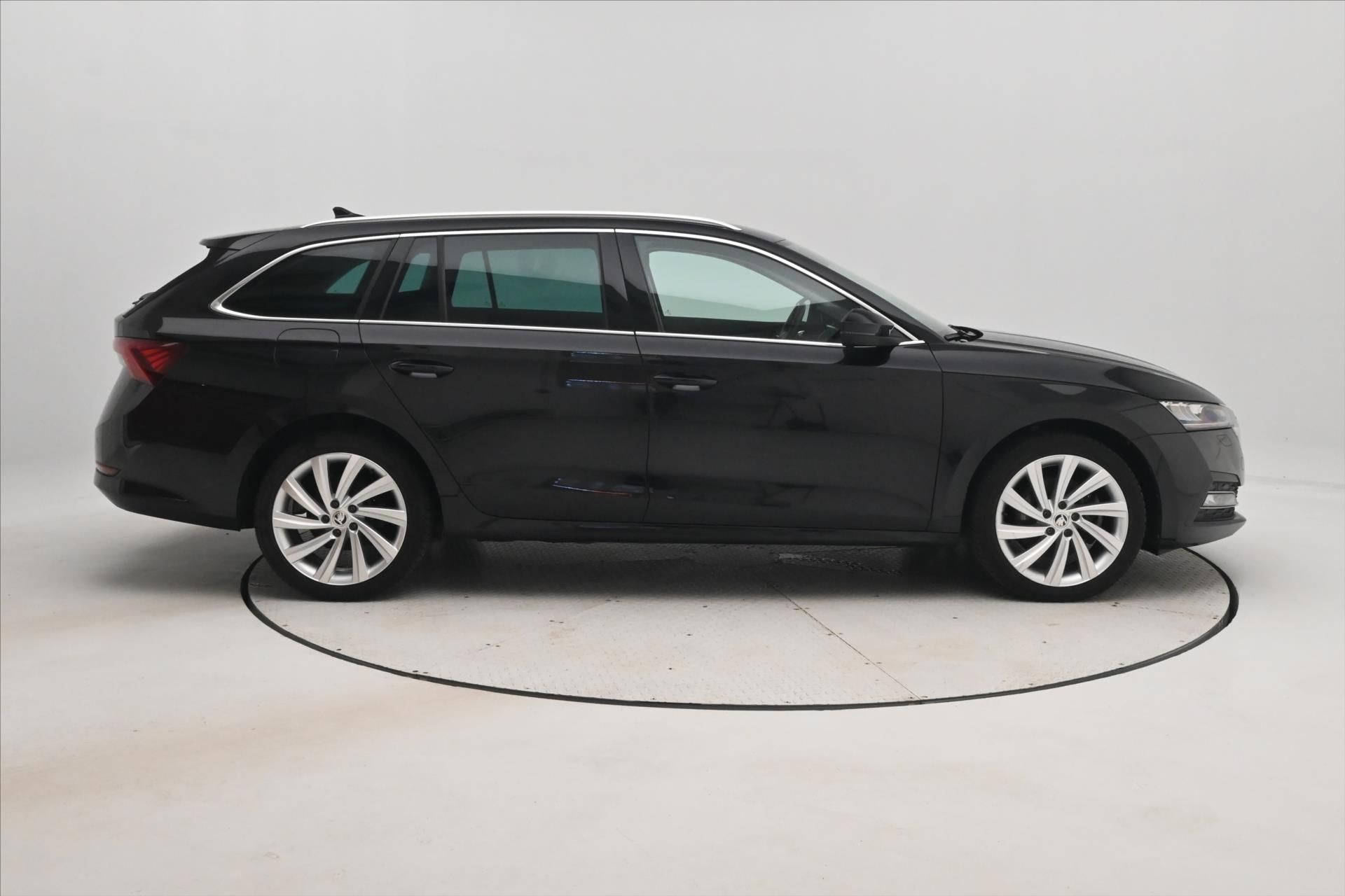 Škoda Octavia, 1,4 TSI iV 150kW DSG Style Zár - fotka 4