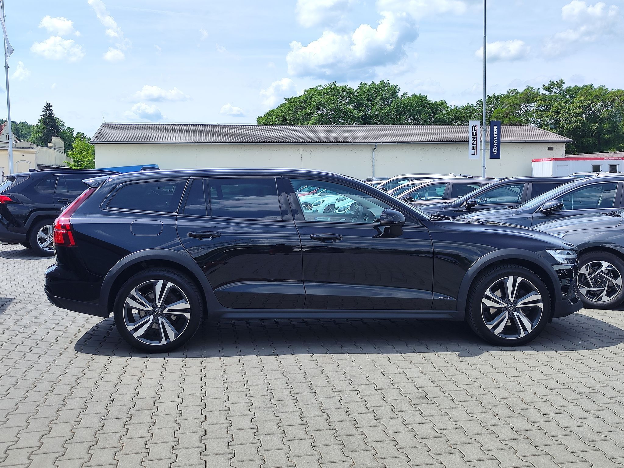 Volvo V60, B4/145kW AWD Auto Plus My24 - fotka 4