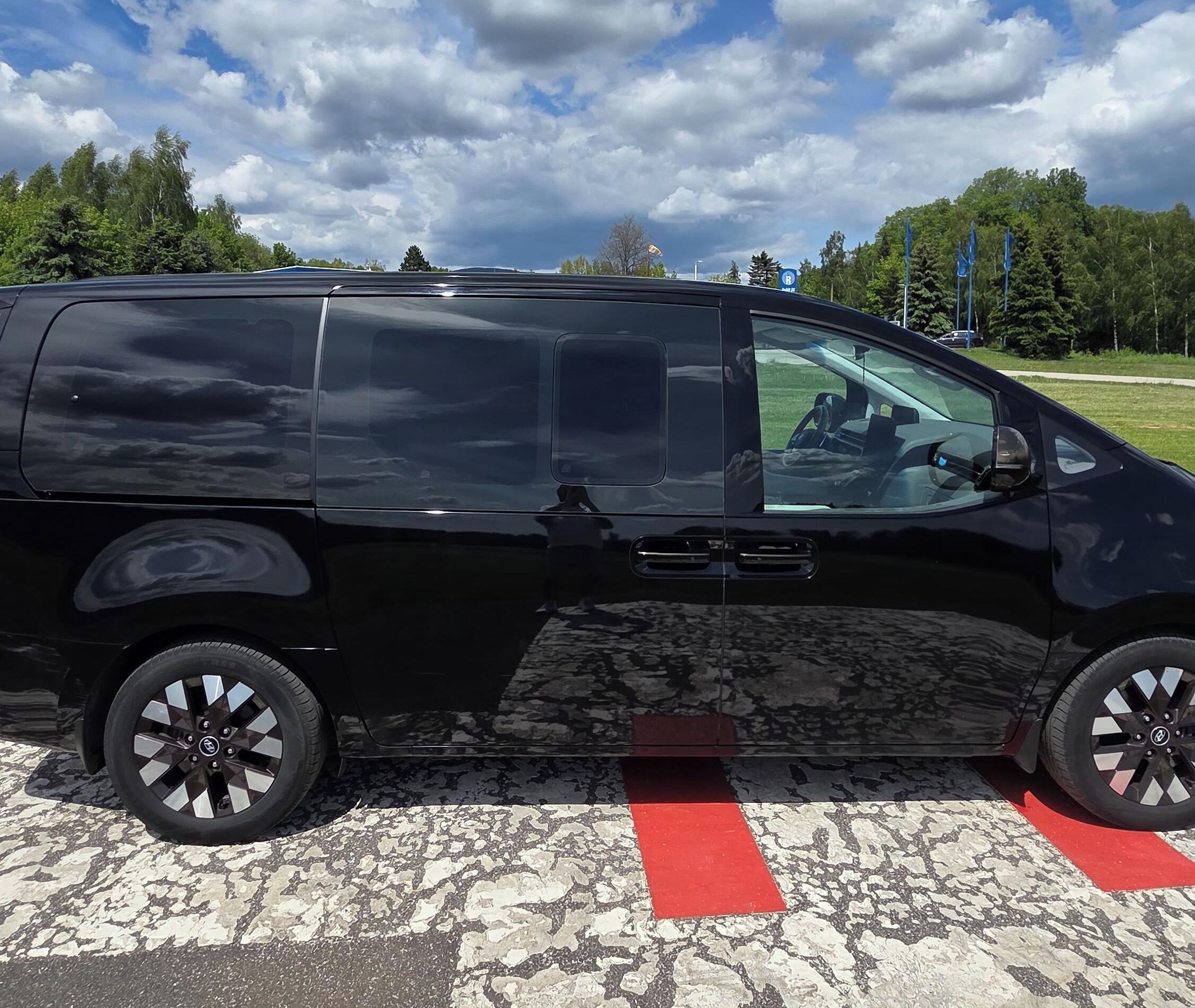Hyundai Staria, Luxury 4x4 - fotka 4