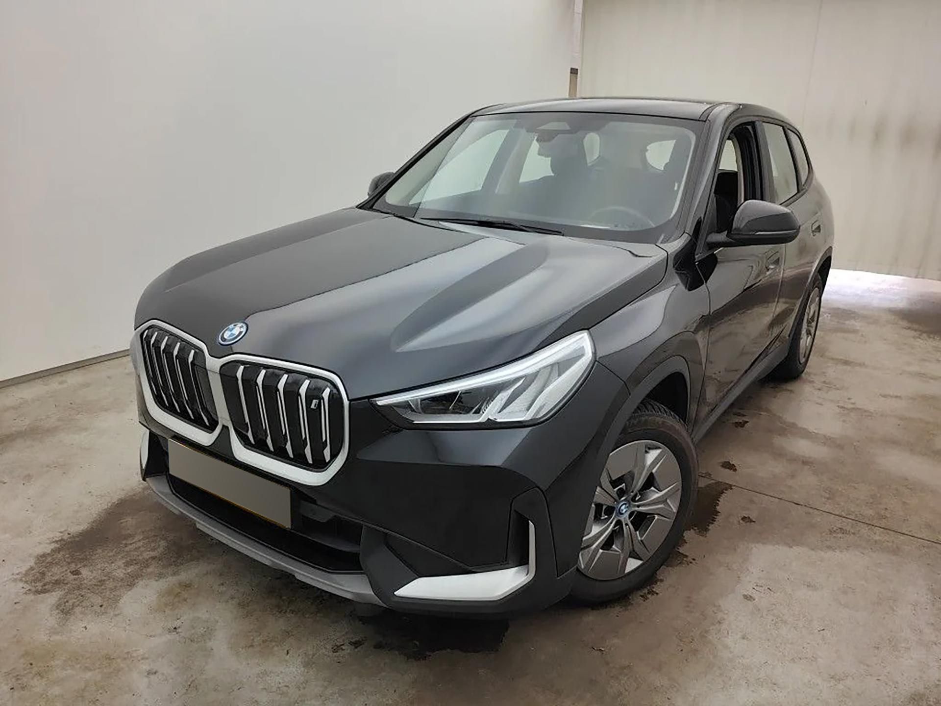 BMW iX1, xDrive30 - fotka 3