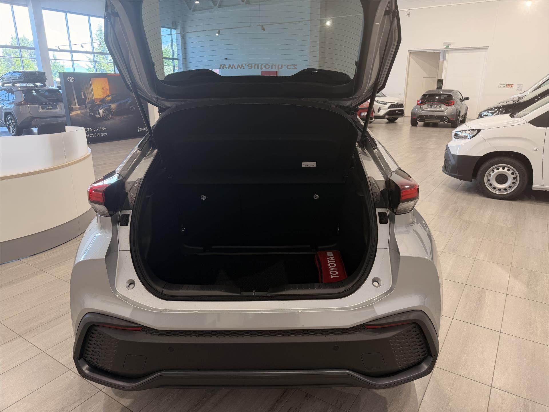 Toyota C-HR, 1,8 hybrid 140 koní  Style - fotka 4