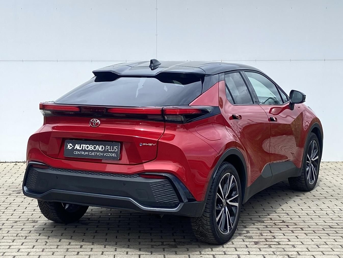 Toyota C-HR, 2.0 PHEV 220k c-CVT Executive - fotka 2