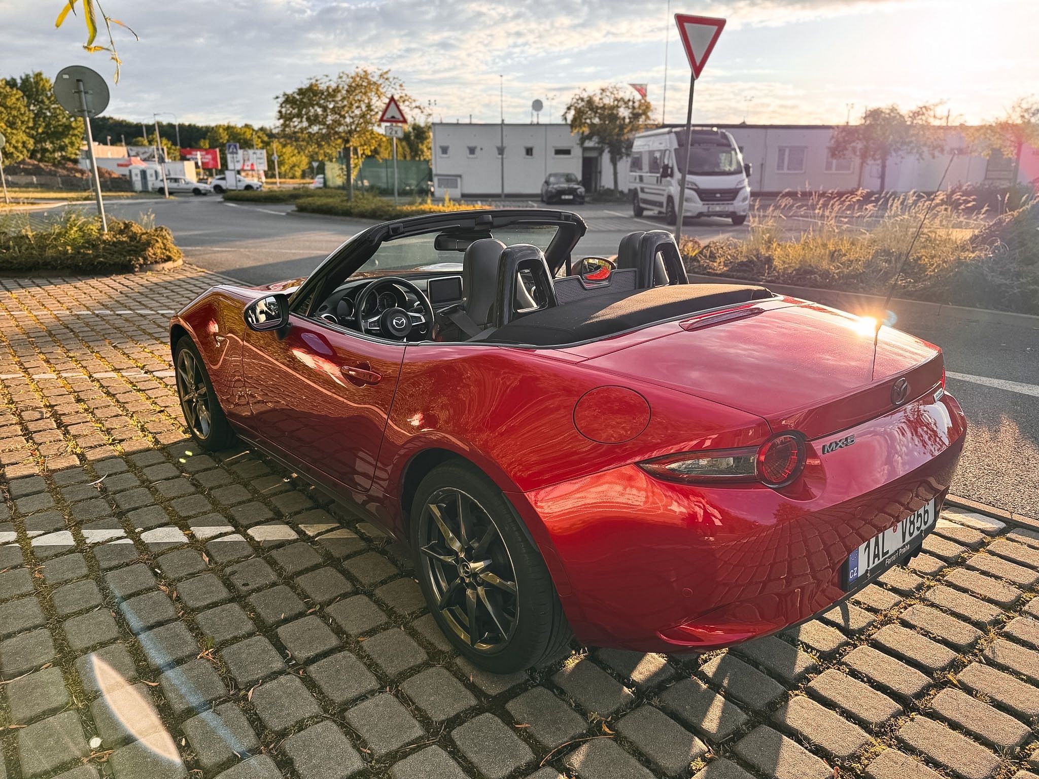 Mazda MX-5, Revolution Top 2.0 Alcantara - fotka 2