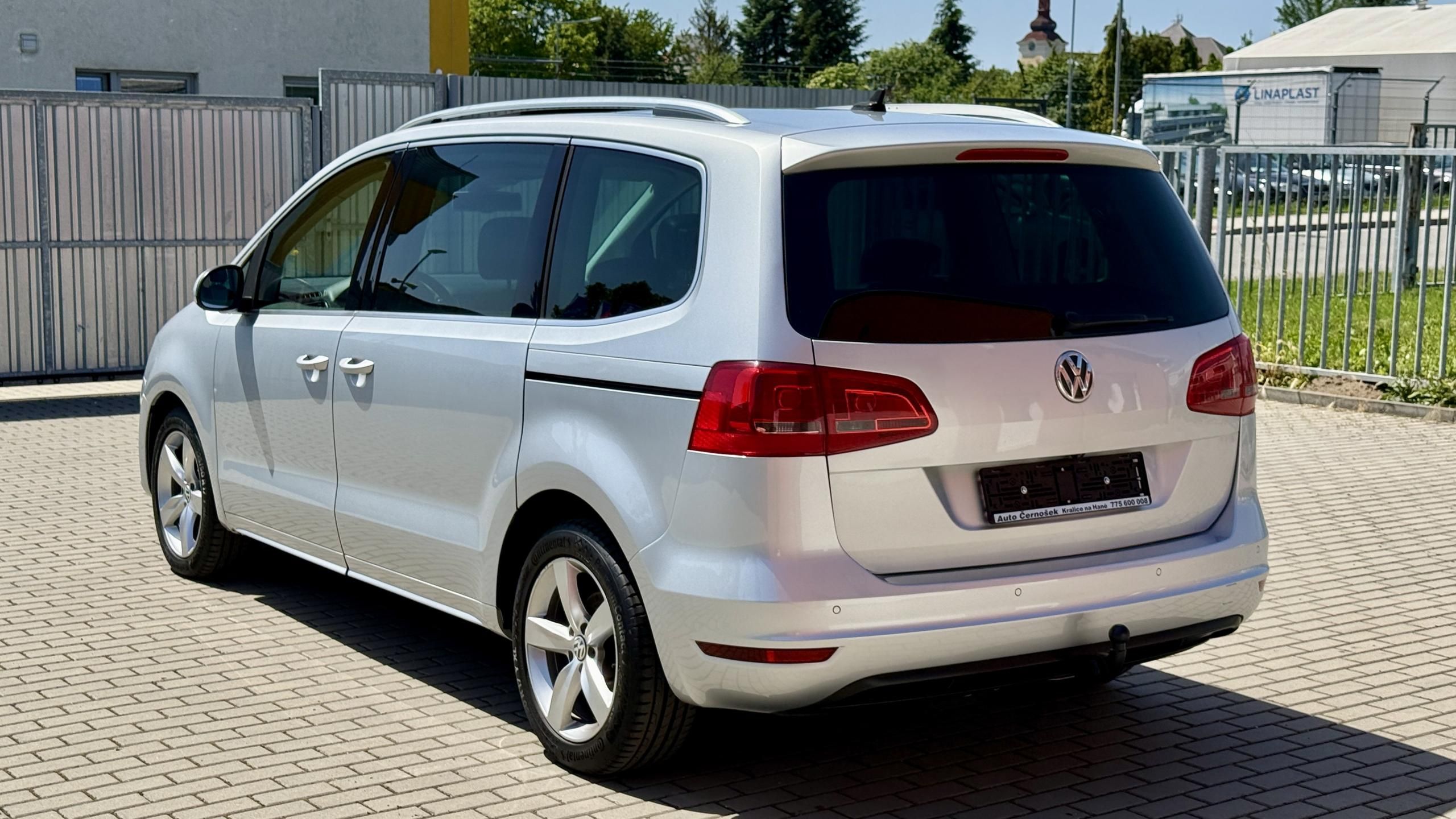 Volkswagen Sharan, 2.0TSi*147kW*DSG*7MÍST*WEBASTO - fotka 3