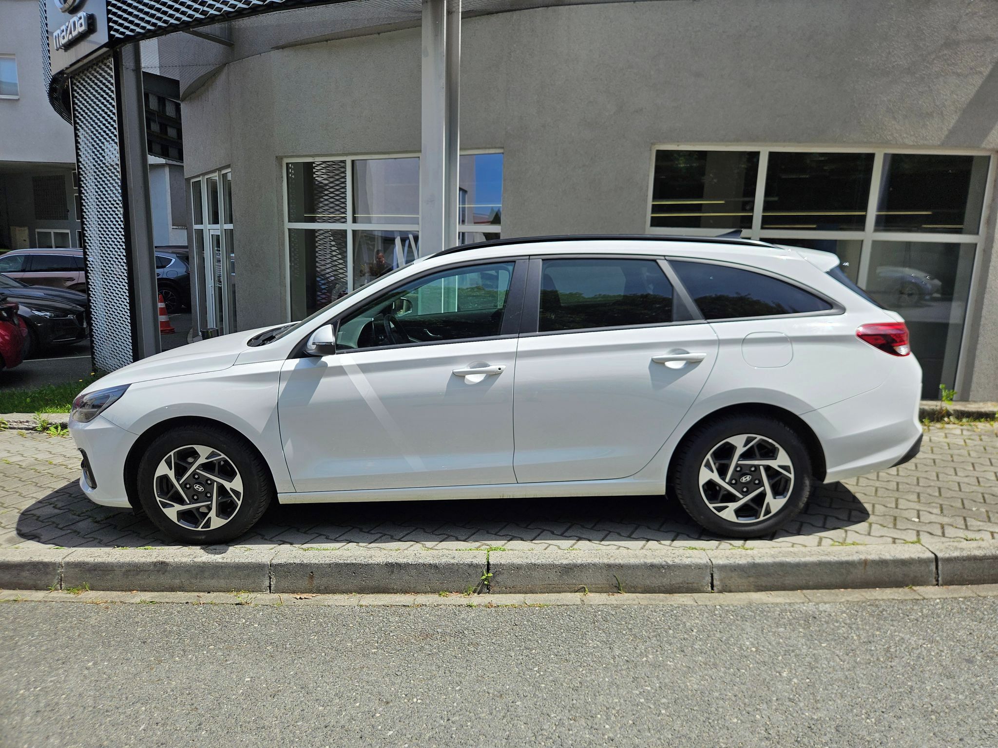 Hyundai i30, 1.5i Family, serv.kn., 1.maj. - fotka 2