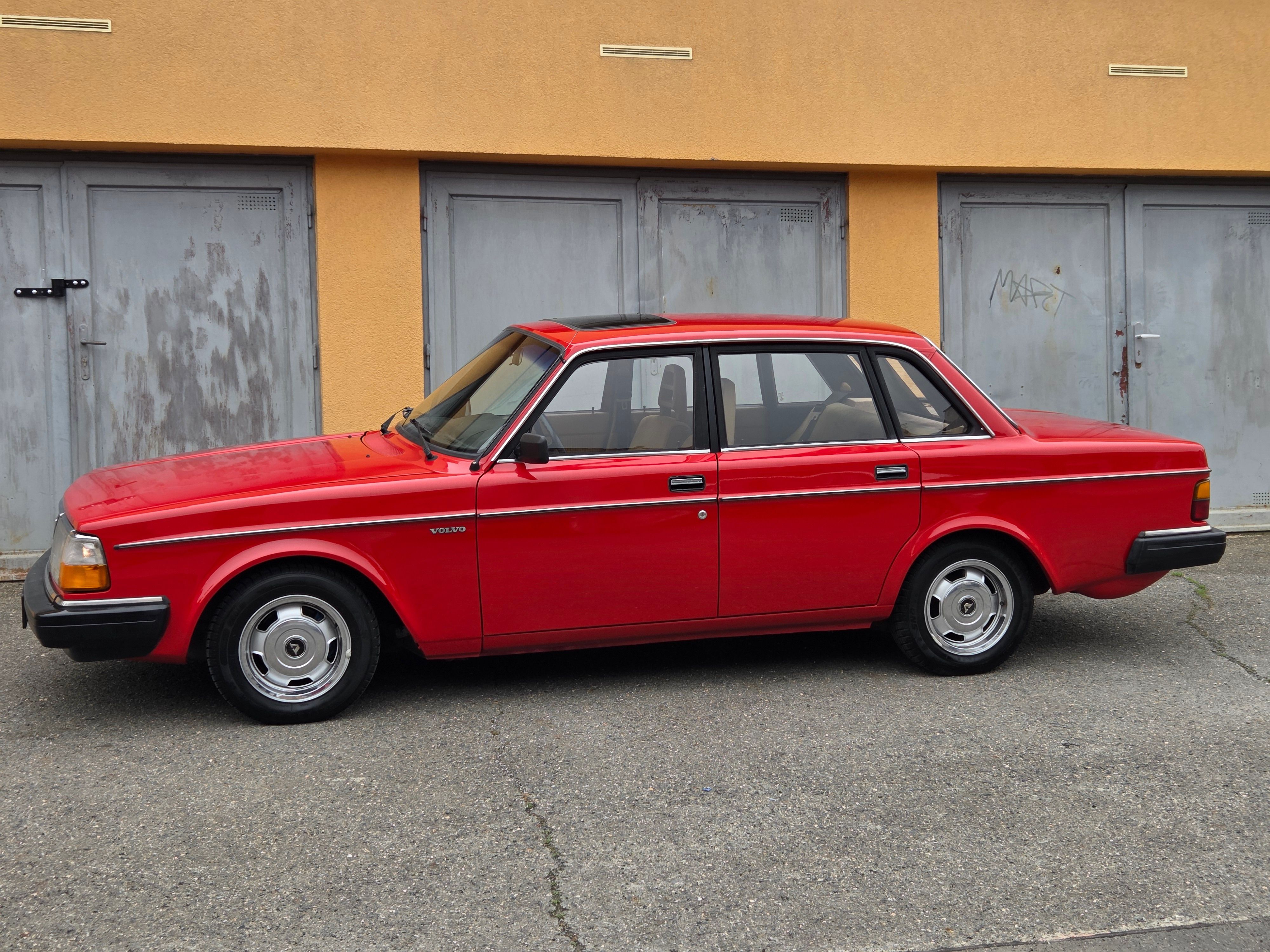 Volvo 240, 2.4 D6 Top Karoserie a lak - fotka 4