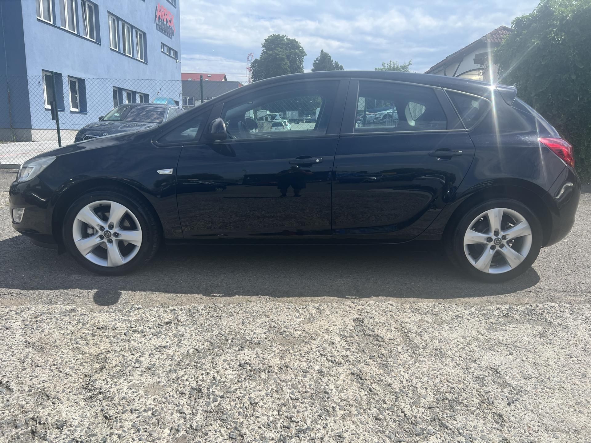 Opel Astra, 1.4i 16v KAMERA TEMPOMAT ALU - fotka 4