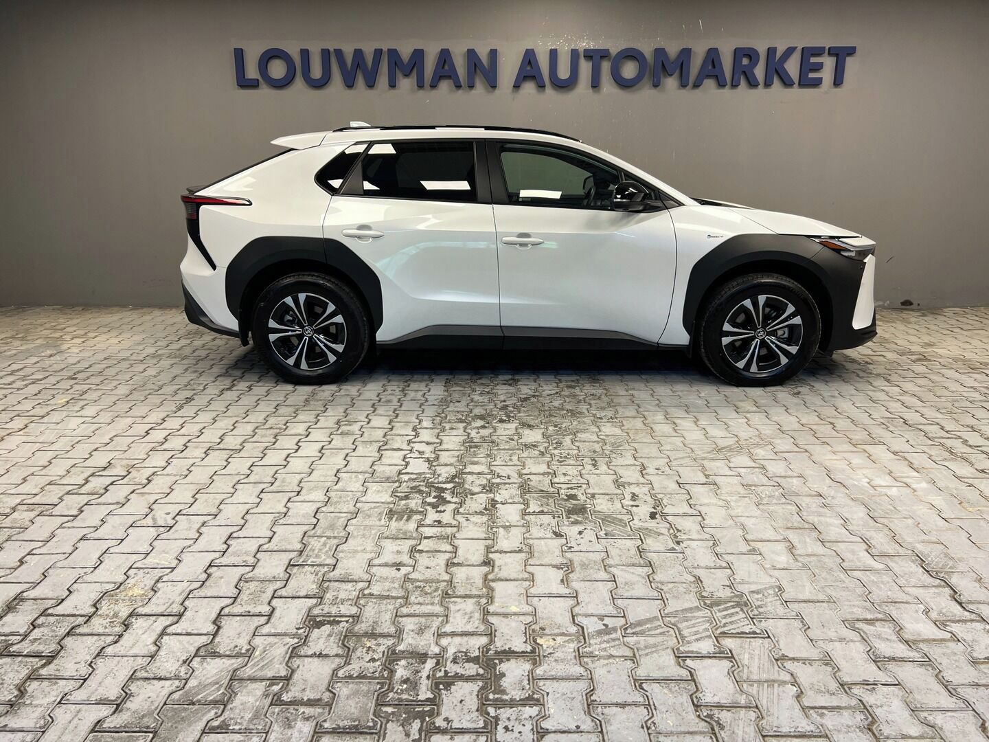 Toyota bZ4X, PRESTIGE AWD - fotka 4