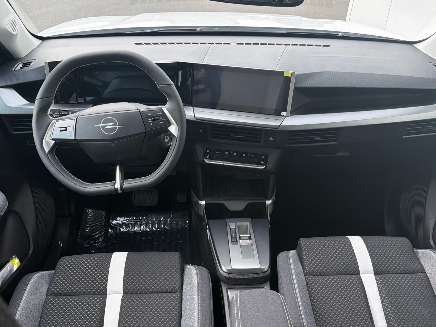 Opel Frontera, 1.2Hybrid Turbo 145k  107kW GS - fotka 4