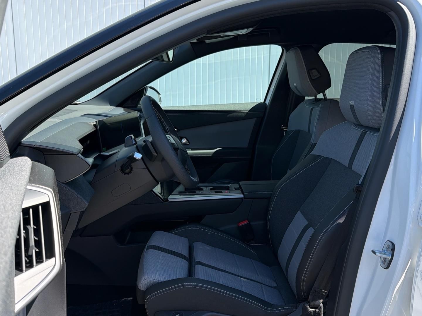Opel Grandland, 1.2Hybrid Turbo 145k 107kW GS - fotka 5