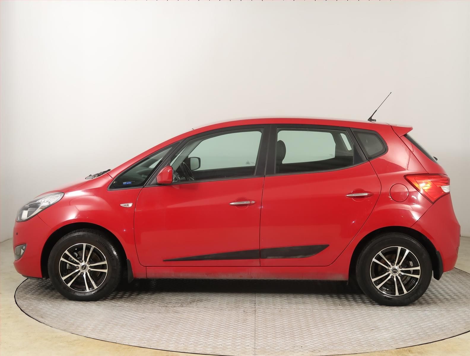 Hyundai ix20, 1.6 CVVT, ČR,1.maj - fotka 3