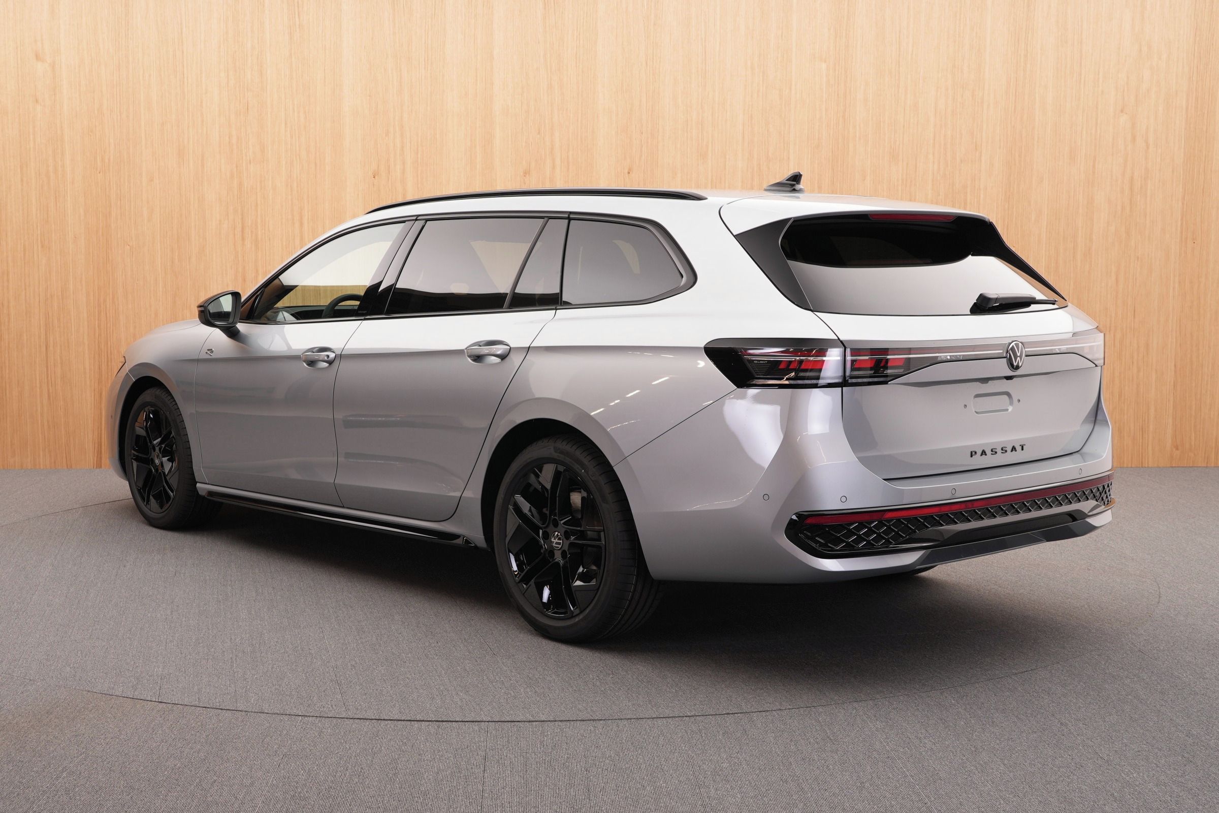 Volkswagen Passat, R-Line 2.0 TDI DSG - fotka 3