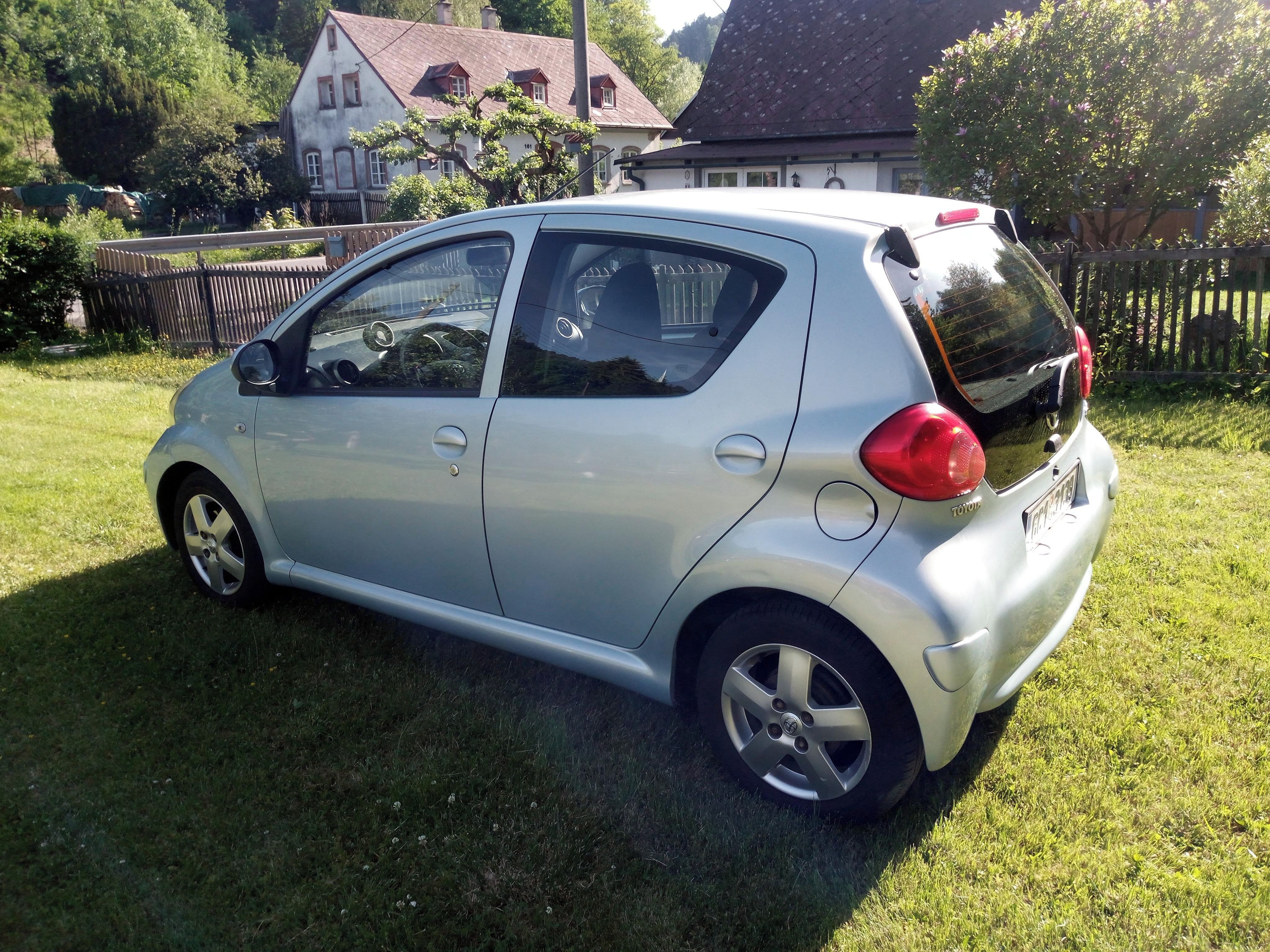 Toyota Aygo, 1,0 - moc pěkný stav - fotka 2