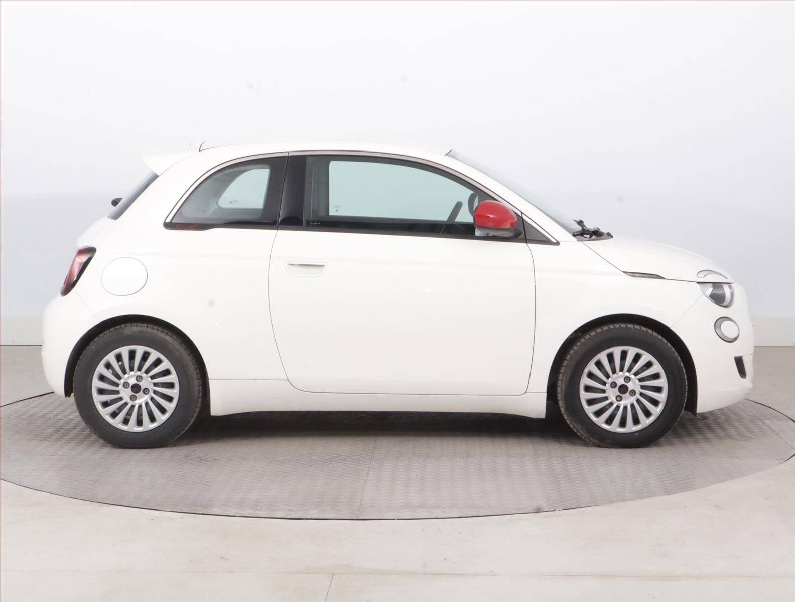 Fiat 500E, 42 kWh, SoH 96%, Automat - fotka 6
