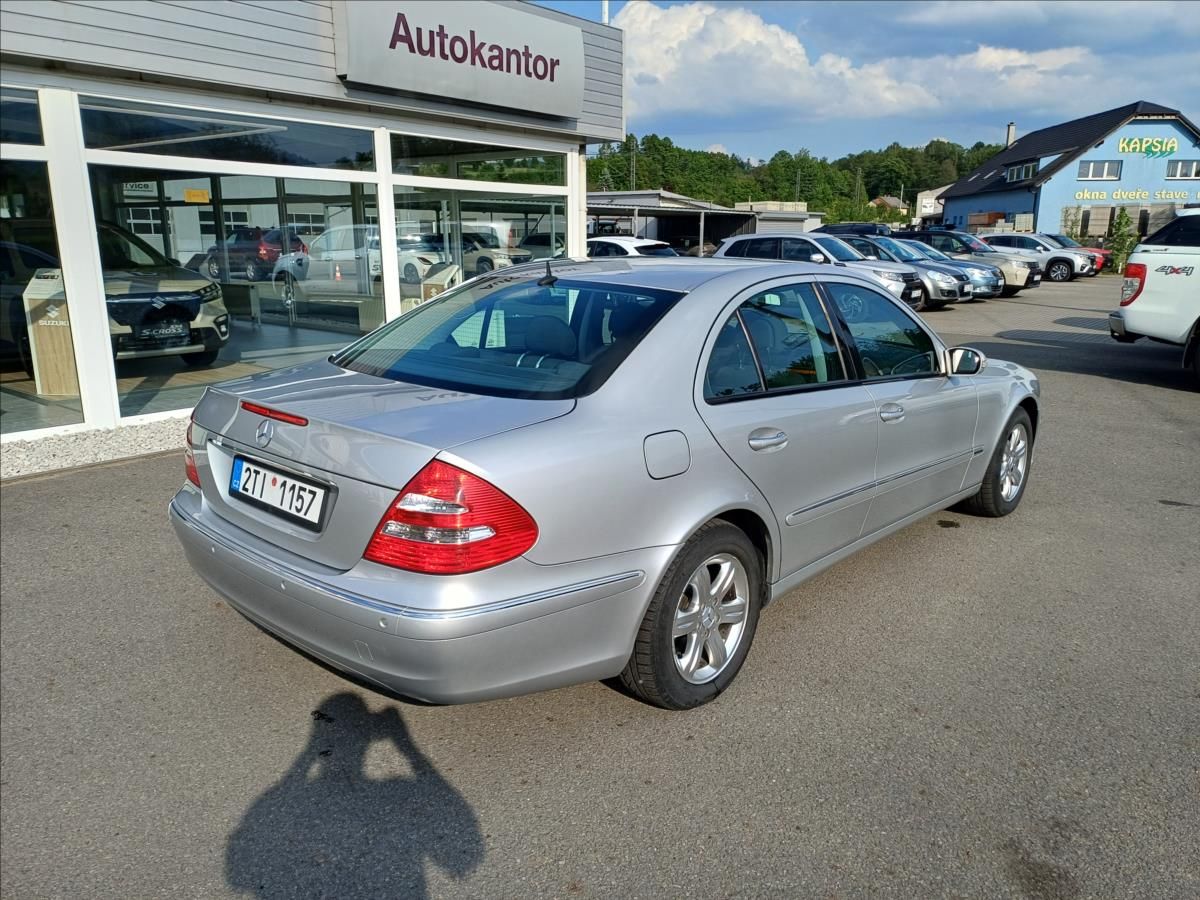 Mercedes-Benz Třídy E, E240 2,6 V6 Elegance - fotka 5