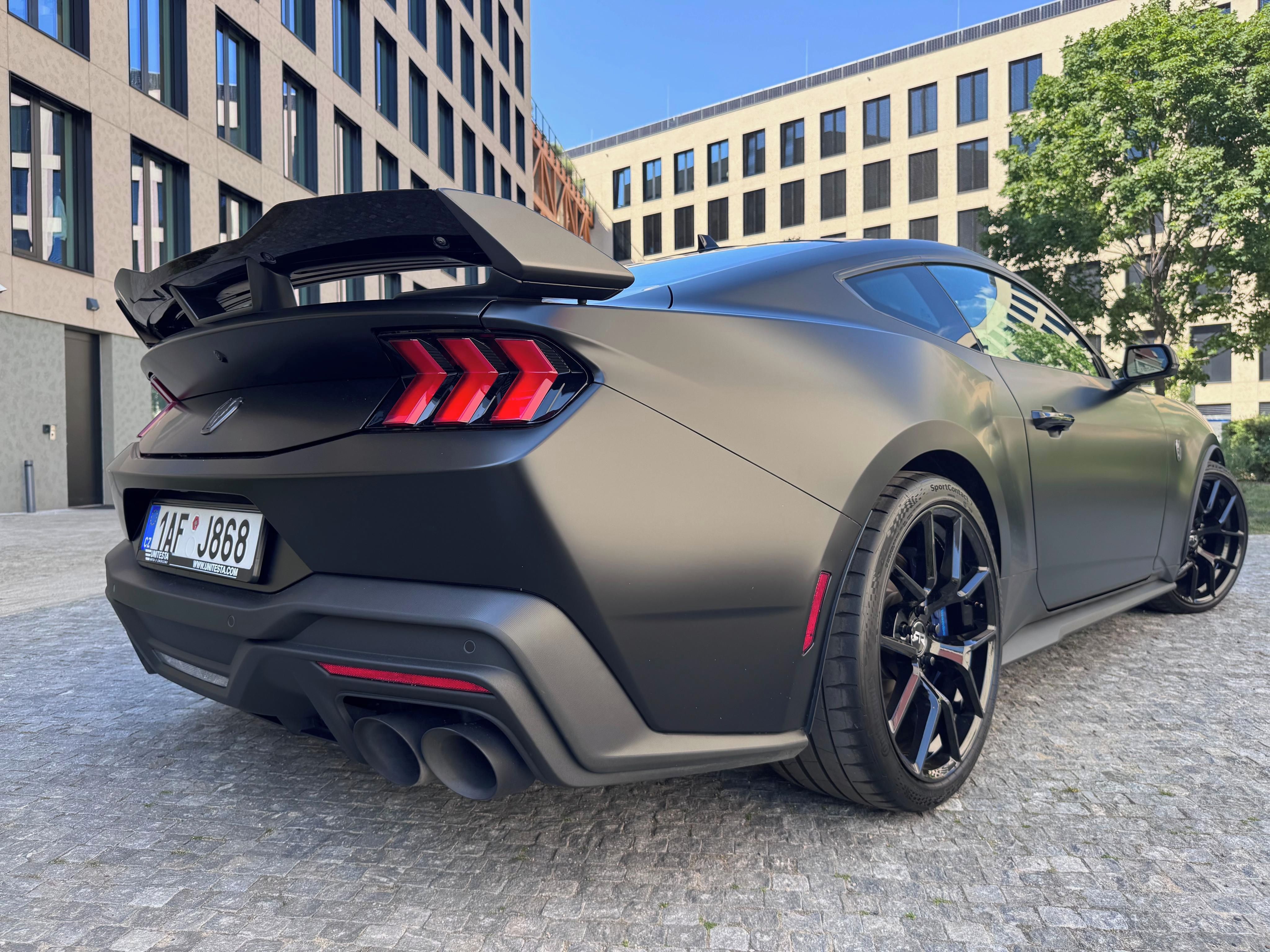 Ford Mustang, Dark Horse 5.0 V8 (USA verze) - fotka 2