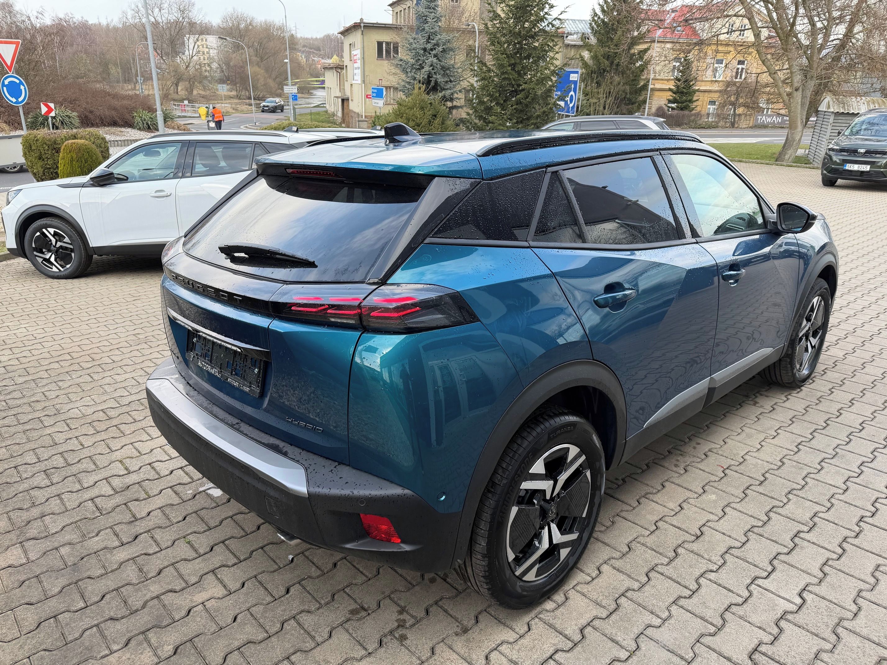 Peugeot 2008, ALLURE Hybrid 145 e-DCS6 - fotka 4