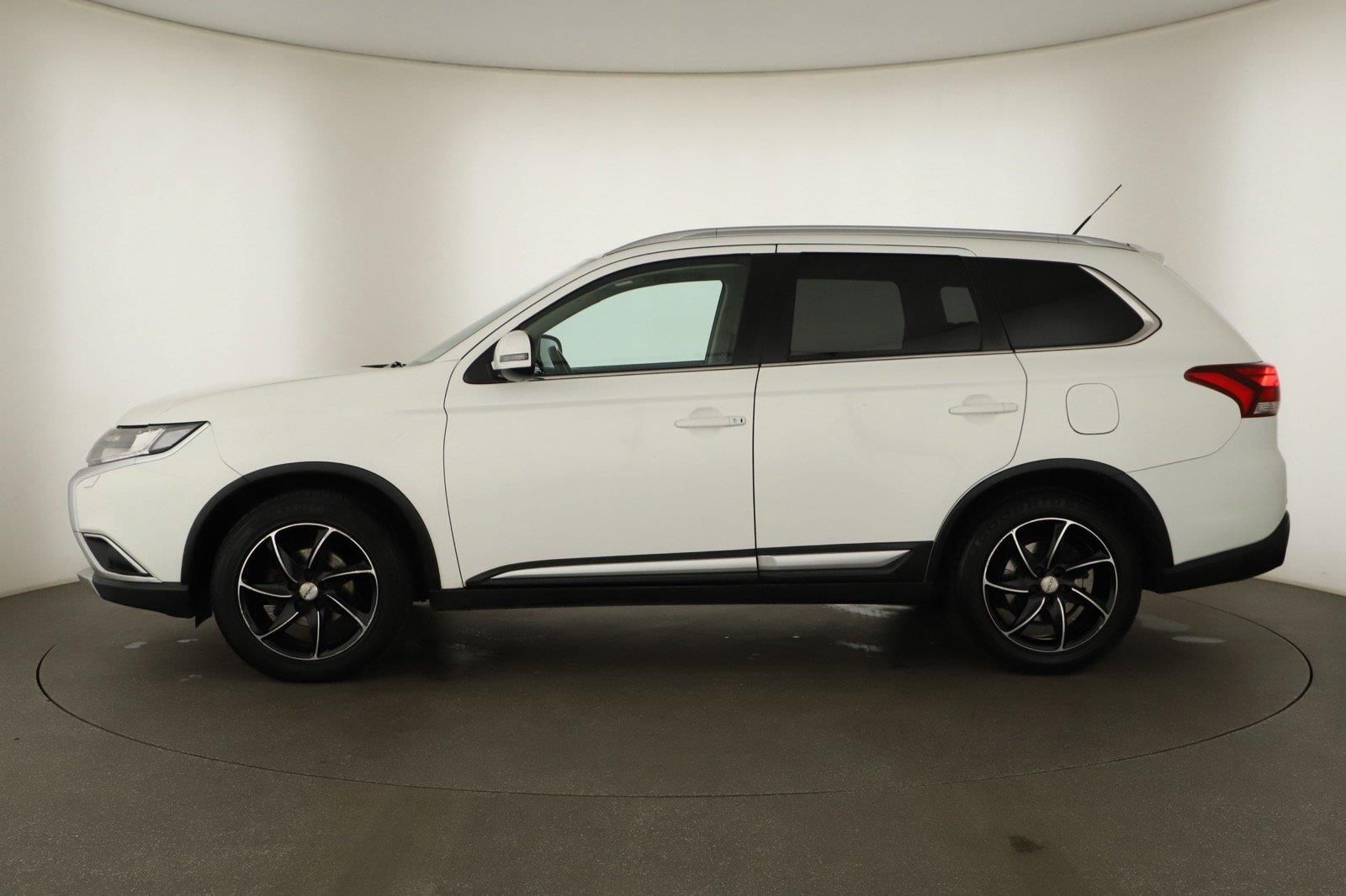 Mitsubishi Outlander, 2.2 DI-D, 4X4, 7 míst, Navi - fotka 3