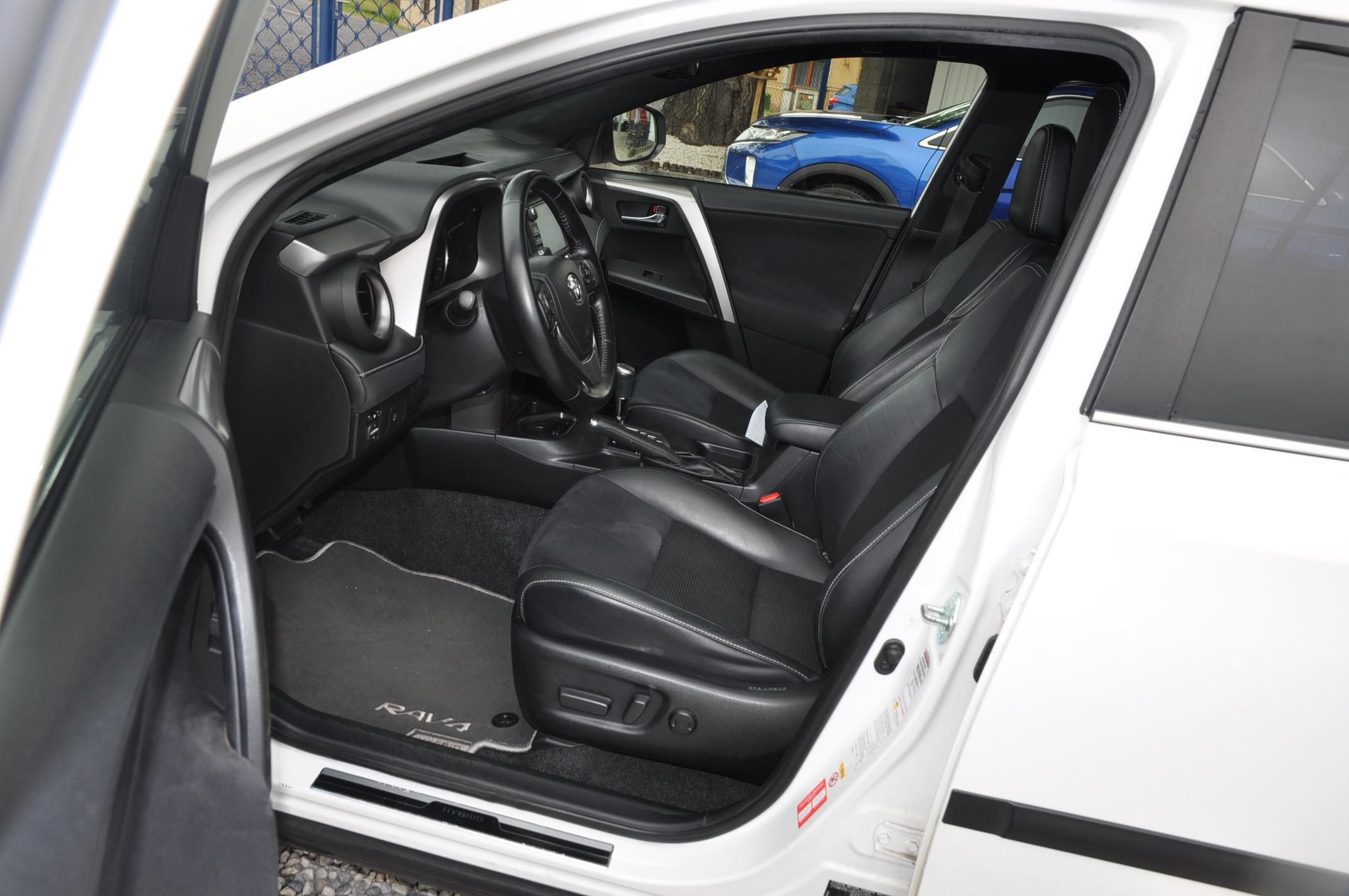 Toyota Rav4, 2.5 Hybrid - fotka 6