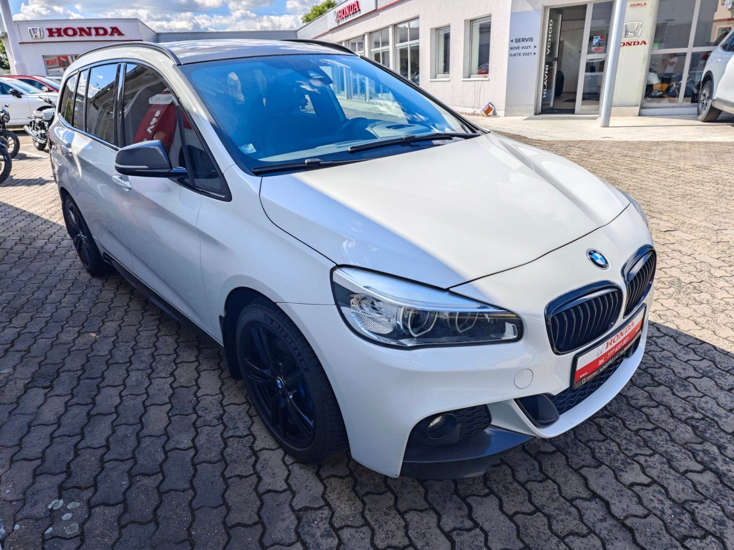 BMW Řada 2, 220D Grand Tourer M-paket - fotka 2
