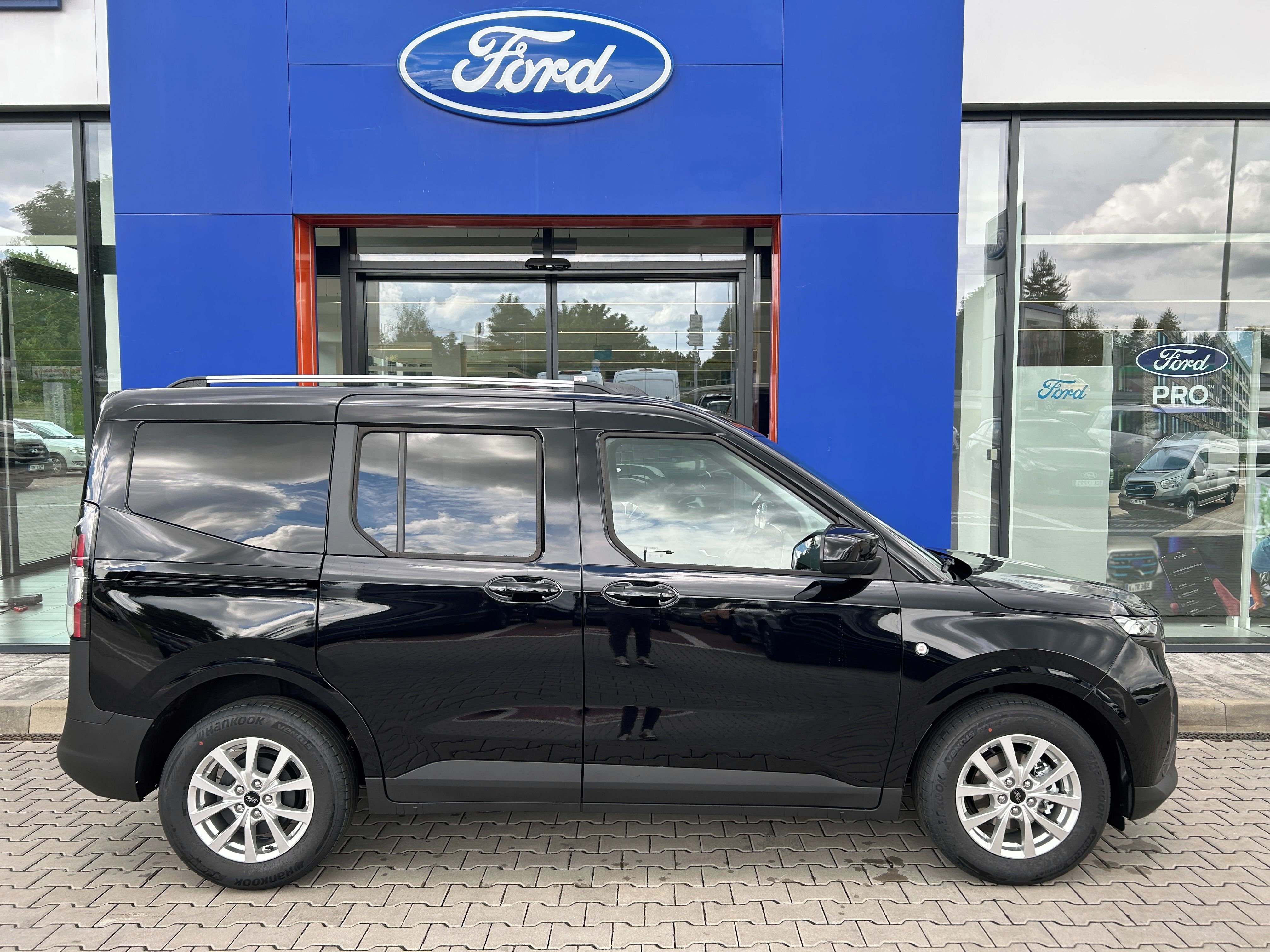 Ford Tourneo Courier, 1.0 EcoBoost 92 kW Titanium L1 - fotka 3