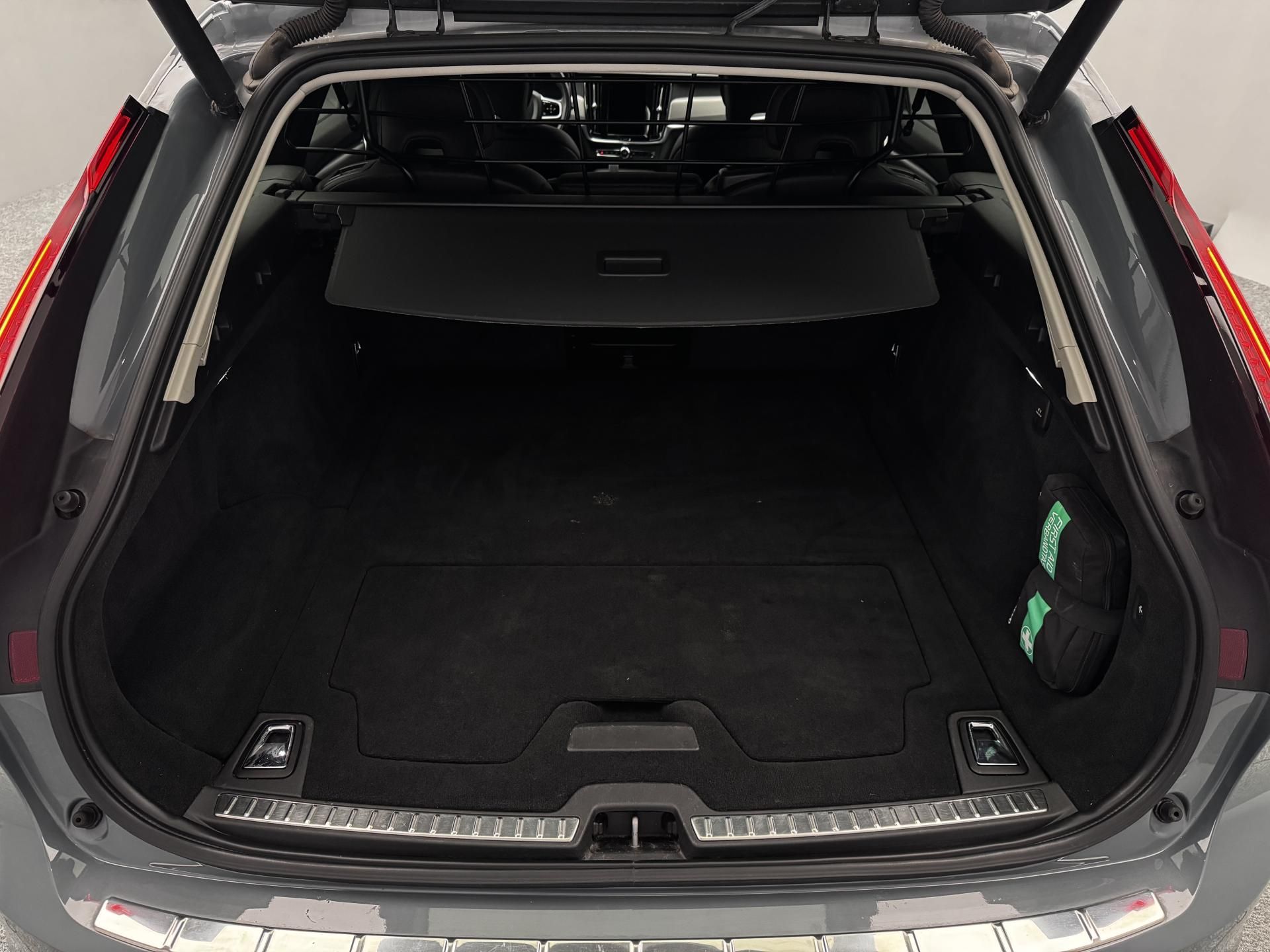 Volvo V90, B4 AWD MOMENTUM PRO AUT - fotka 5