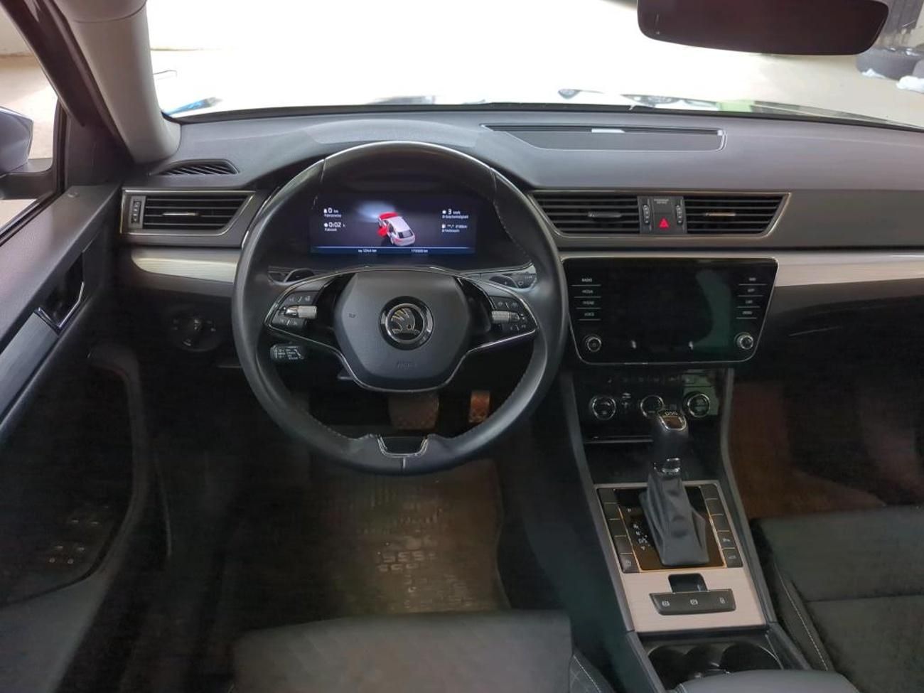 Škoda Superb, Combi 2,0TDi DSG 110kw 17ALU - fotka 5