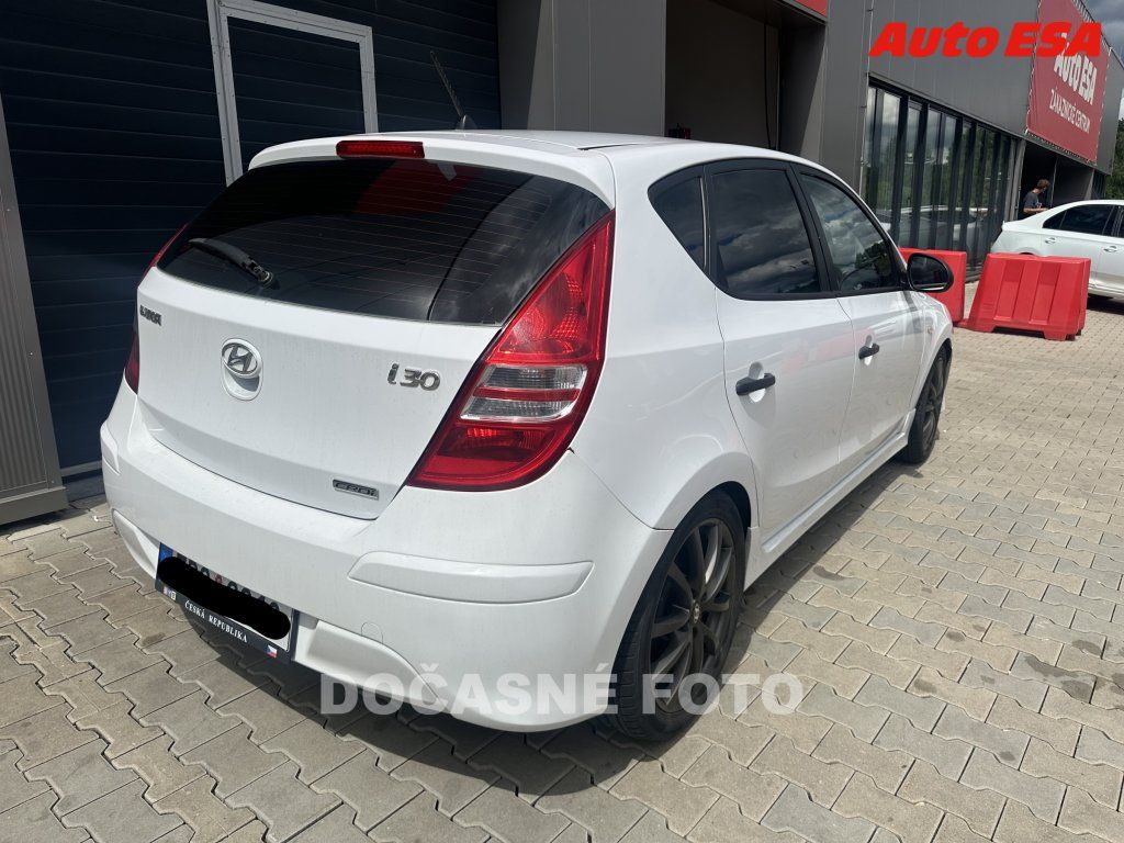 Hyundai i30, 1.6 CRDI,AC,park.asist - fotka 2