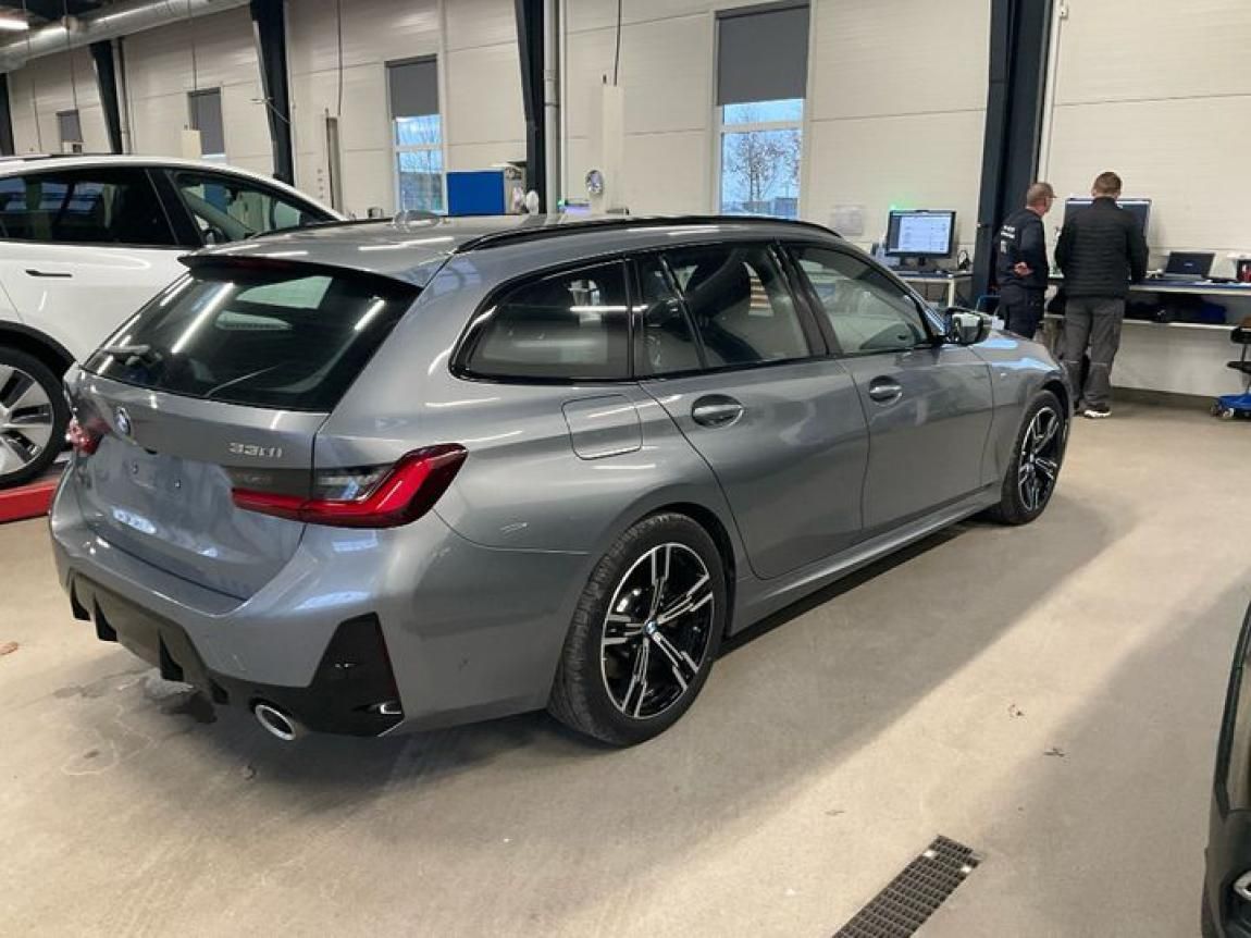 BMW Řada 3, 330i xDrive Touring - fotka 4