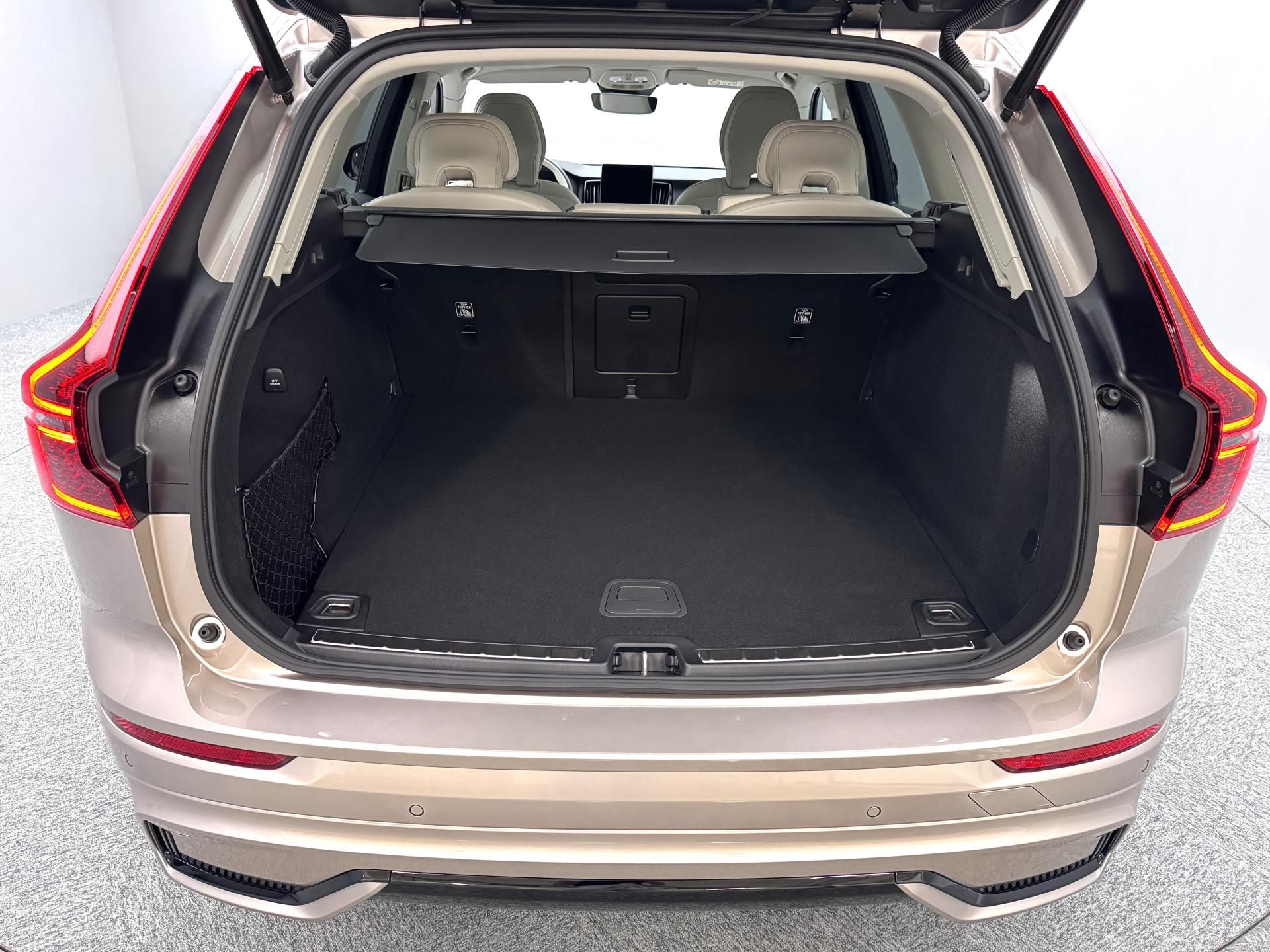Volvo XC60, B5 AWD AUT DARK ULTRA - fotka 4