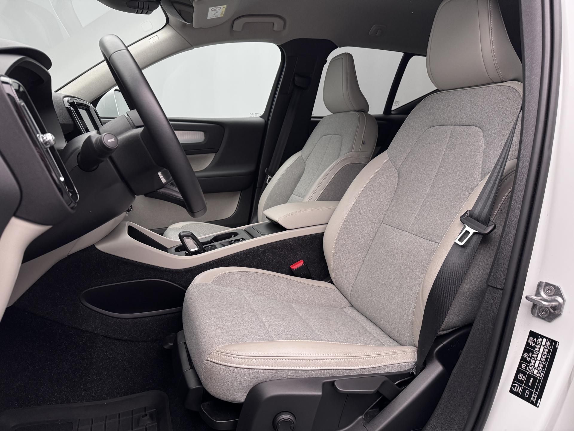 Volvo XC40, T3 MOMENTUM AUT - fotka 4