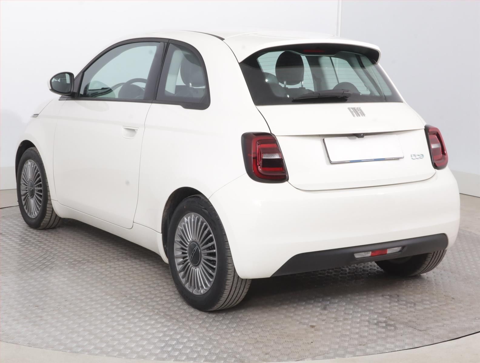 Fiat 500E, 42 kWh, Automat, Navi - fotka 4