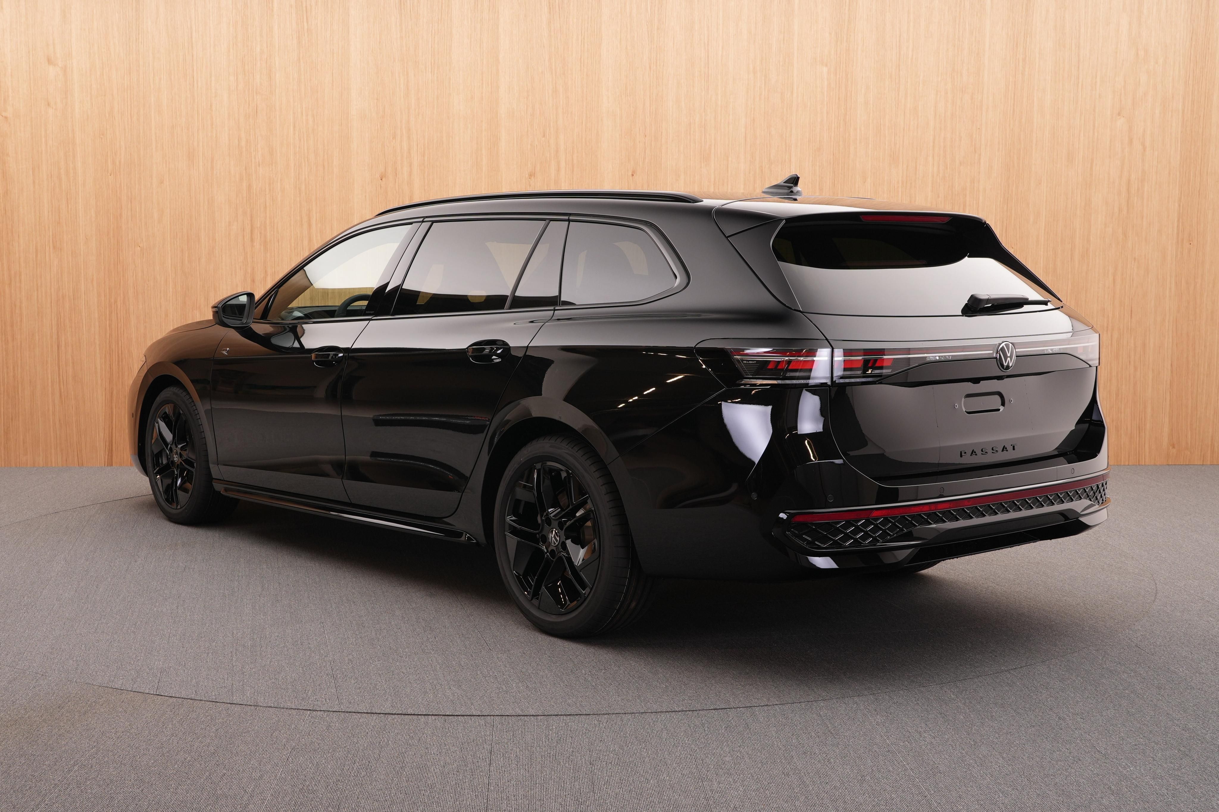 Volkswagen Passat, R-Line 2.0 TDI DSG - fotka 3