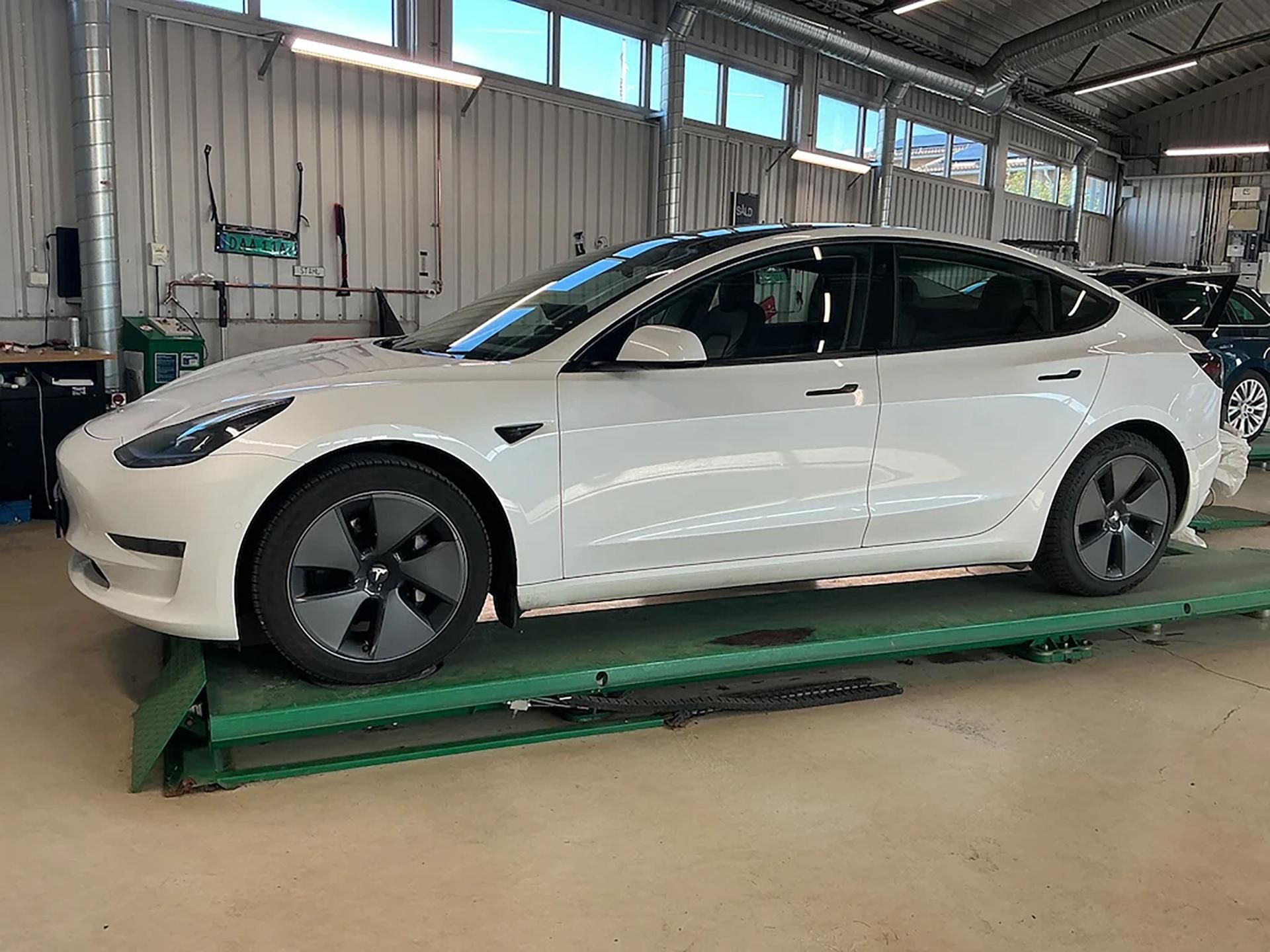 Tesla Model 3, Long Range AWD 82 kWh - fotka 2