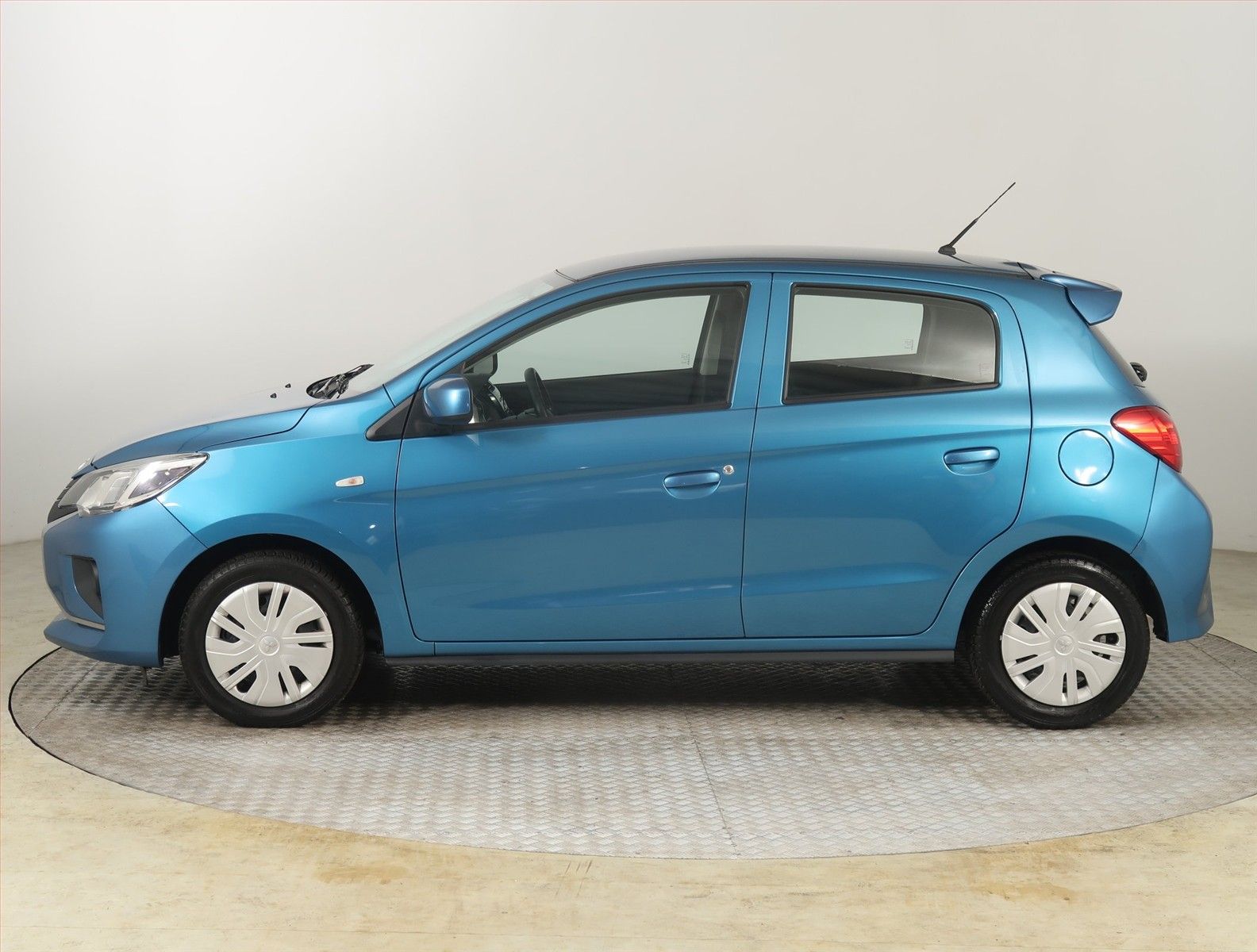 Mitsubishi Space Star, 1.2 MIVEC, Inform+, ČR,1.maj - fotka 3