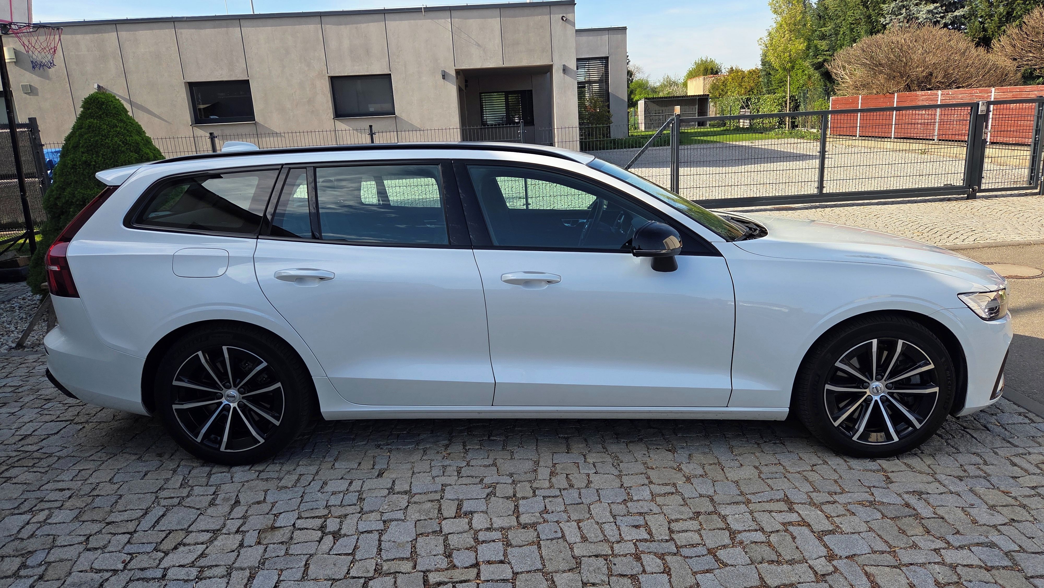 Volvo V60, T6 eAWD PLUS DARK RECHARGE - fotka 4