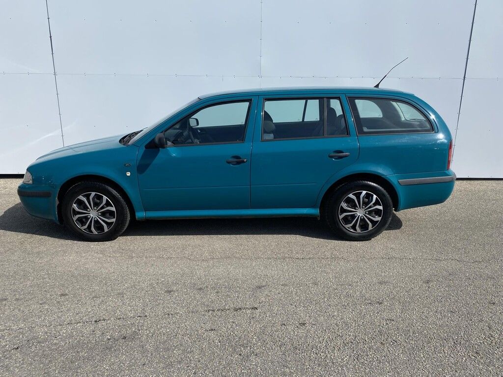 Škoda Octavia, Combi 1.9 TDI 66 kW Tour - fotka 4