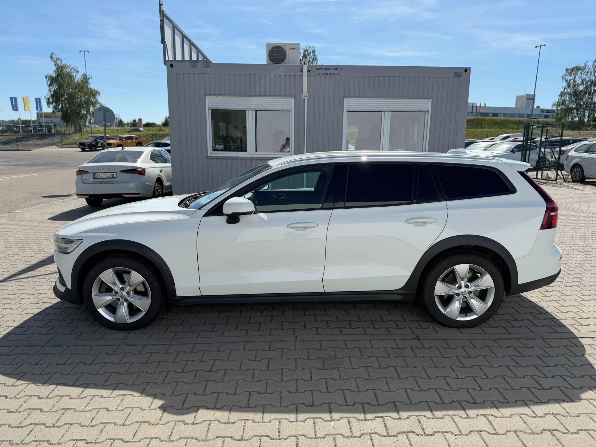 Volvo V60, 2.0 D4 140 kW CROSS CNTRY 4x4 - fotka 4
