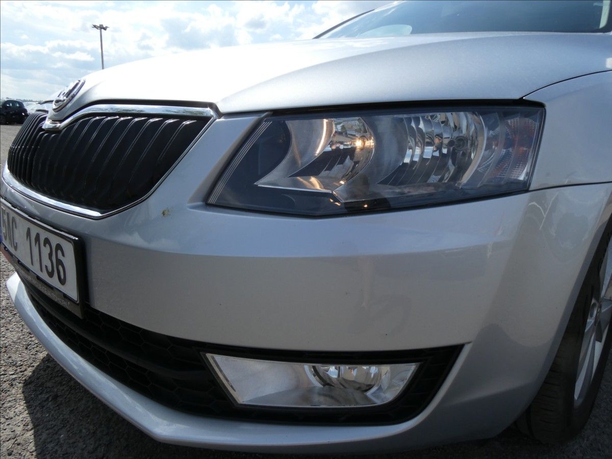 Škoda Octavia, 1,6 TDI 81kW Style auto klima - fotka 4