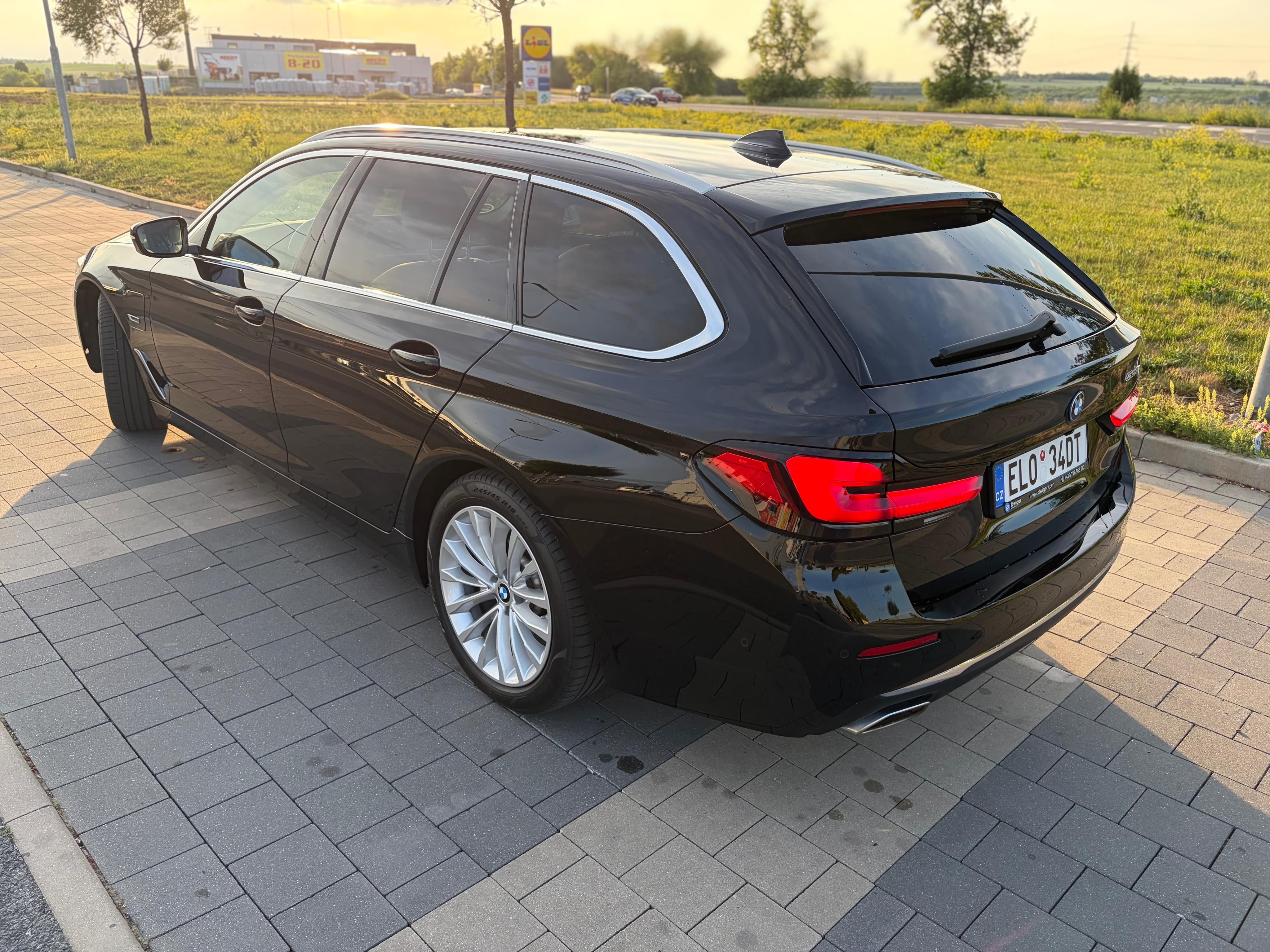 BMW Řada 5, 530e Plug-in Hybrid - fotka 2