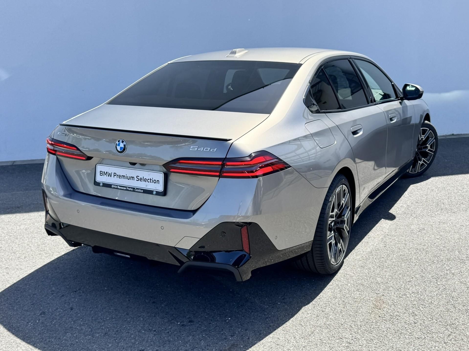 BMW Řada 5, 540d xDrive Sedan - fotka 2