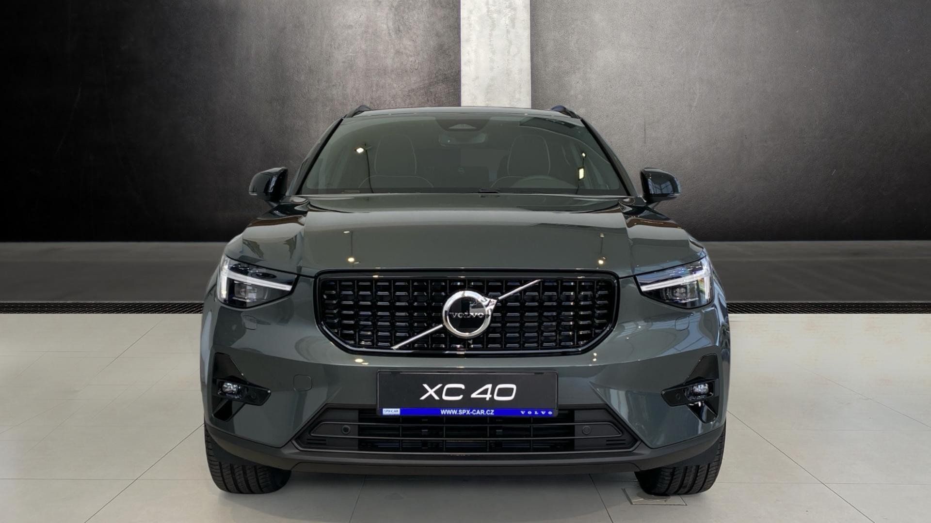 Volvo XC40, PLUS DARK, B4 FWD, 145+10 kW / - fotka 2