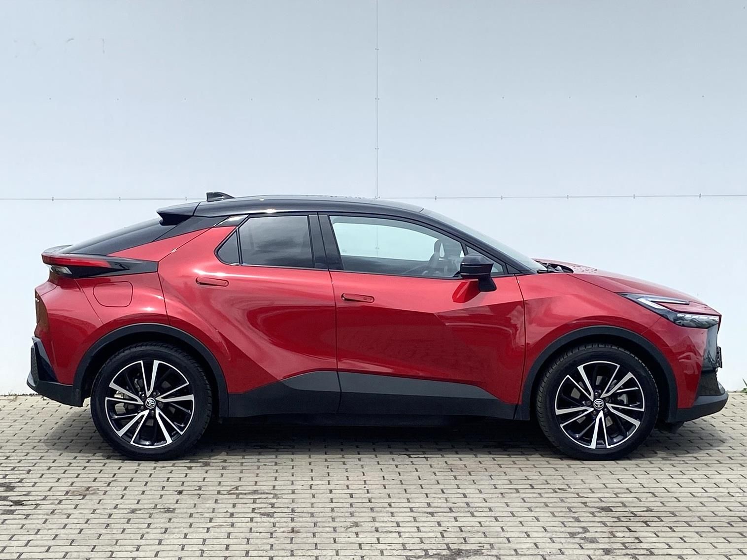 Toyota C-HR, 2.0 PHEV 220k c-CVT Executive - fotka 3