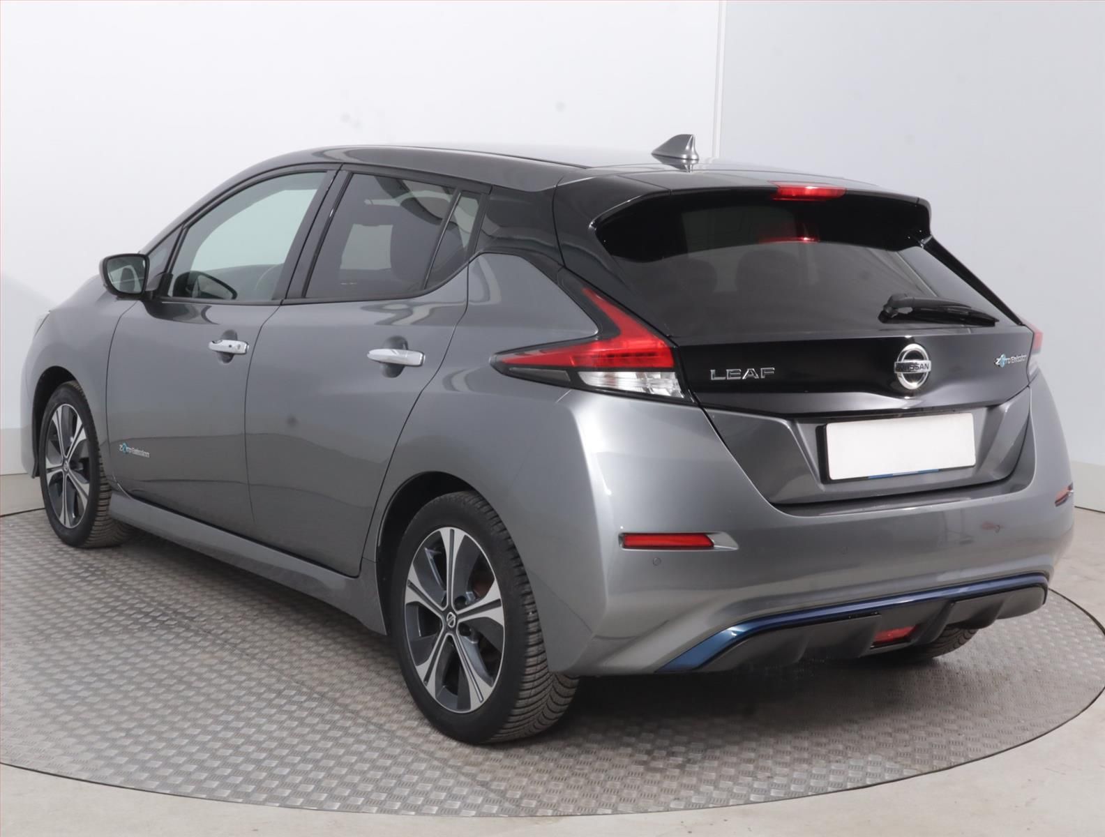 Nissan LEAF, 40 kWh, SoH 89%, Automat - fotka 4