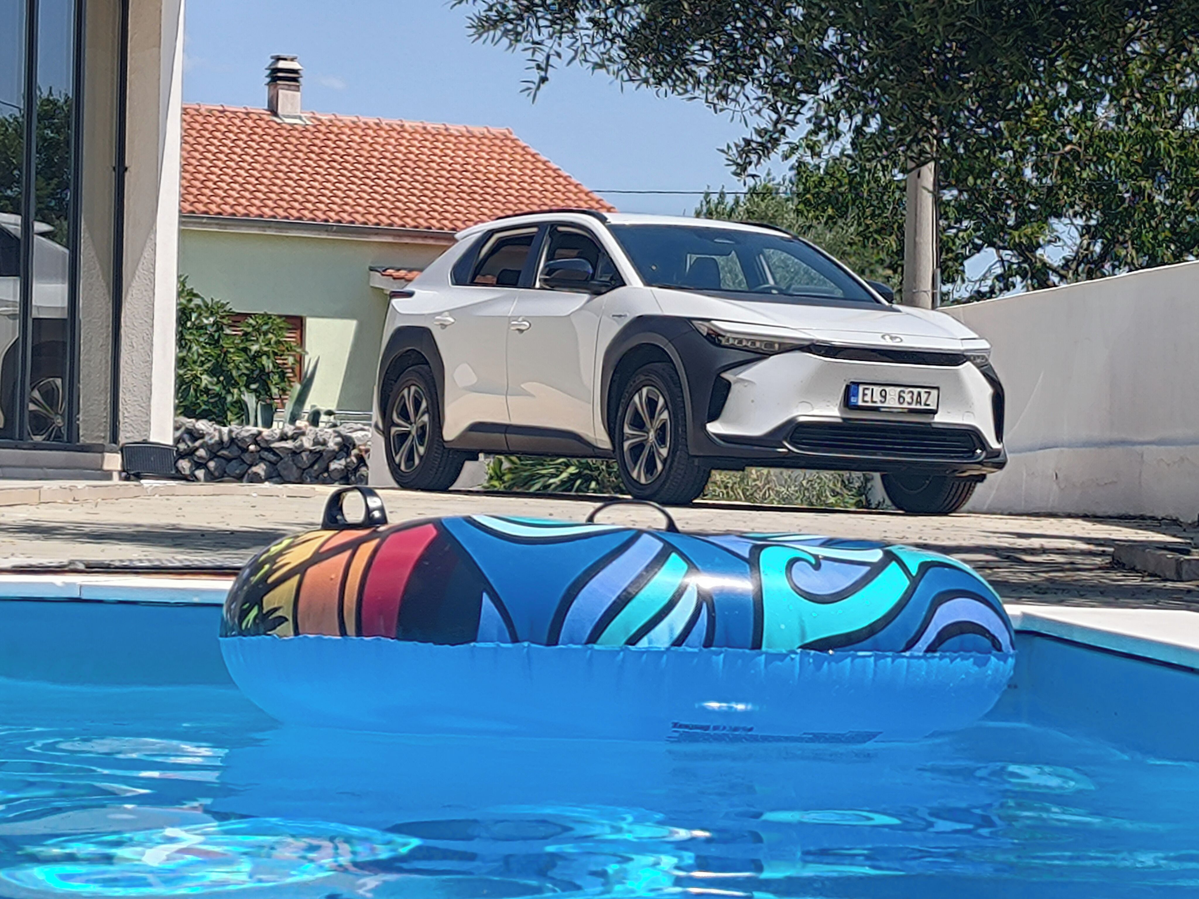 Toyota bZ4X, 4x4 zakoupeno v ČR plný servis - fotka 4