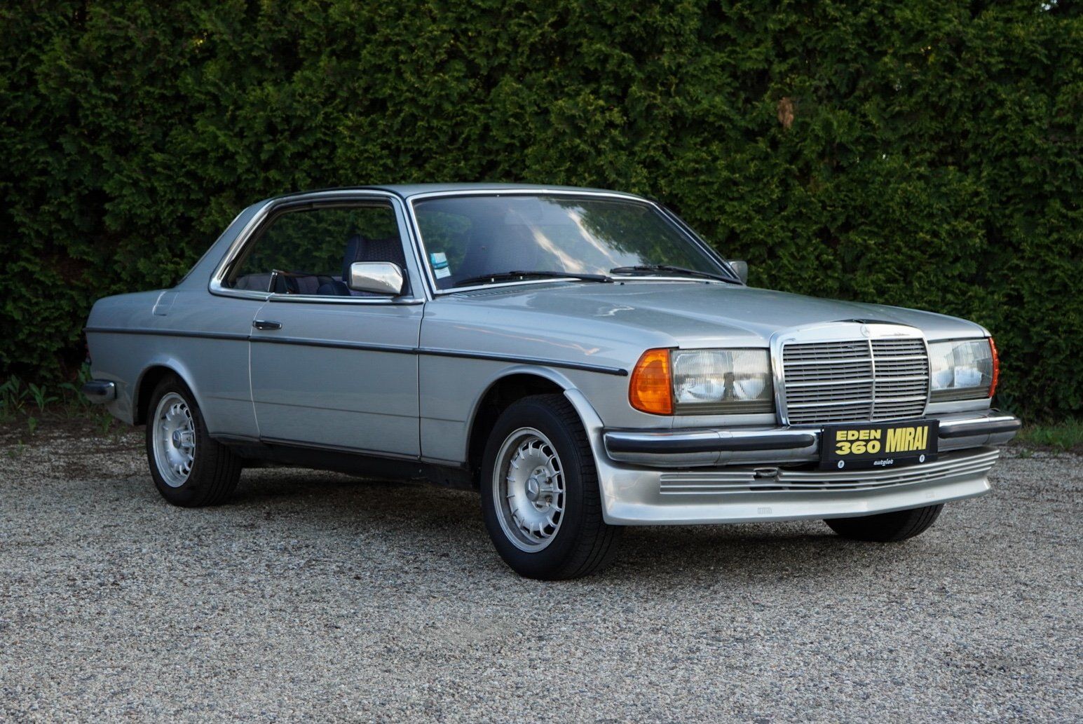 Mercedes-Benz 123, 230 CE - fotka 5