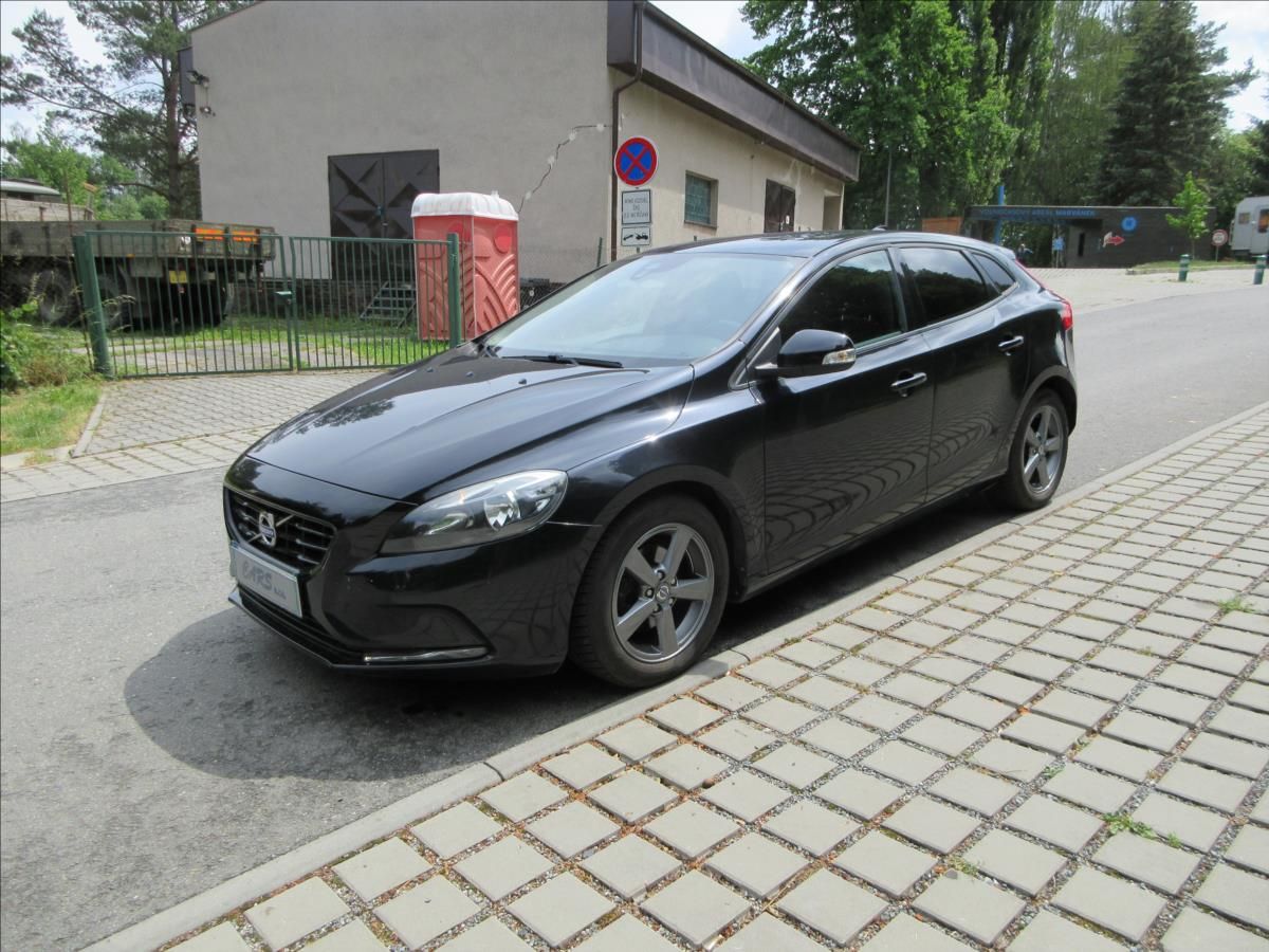 Volvo V40, 1,6 D D2, 84Kw, Klima, park.sy - fotka 2