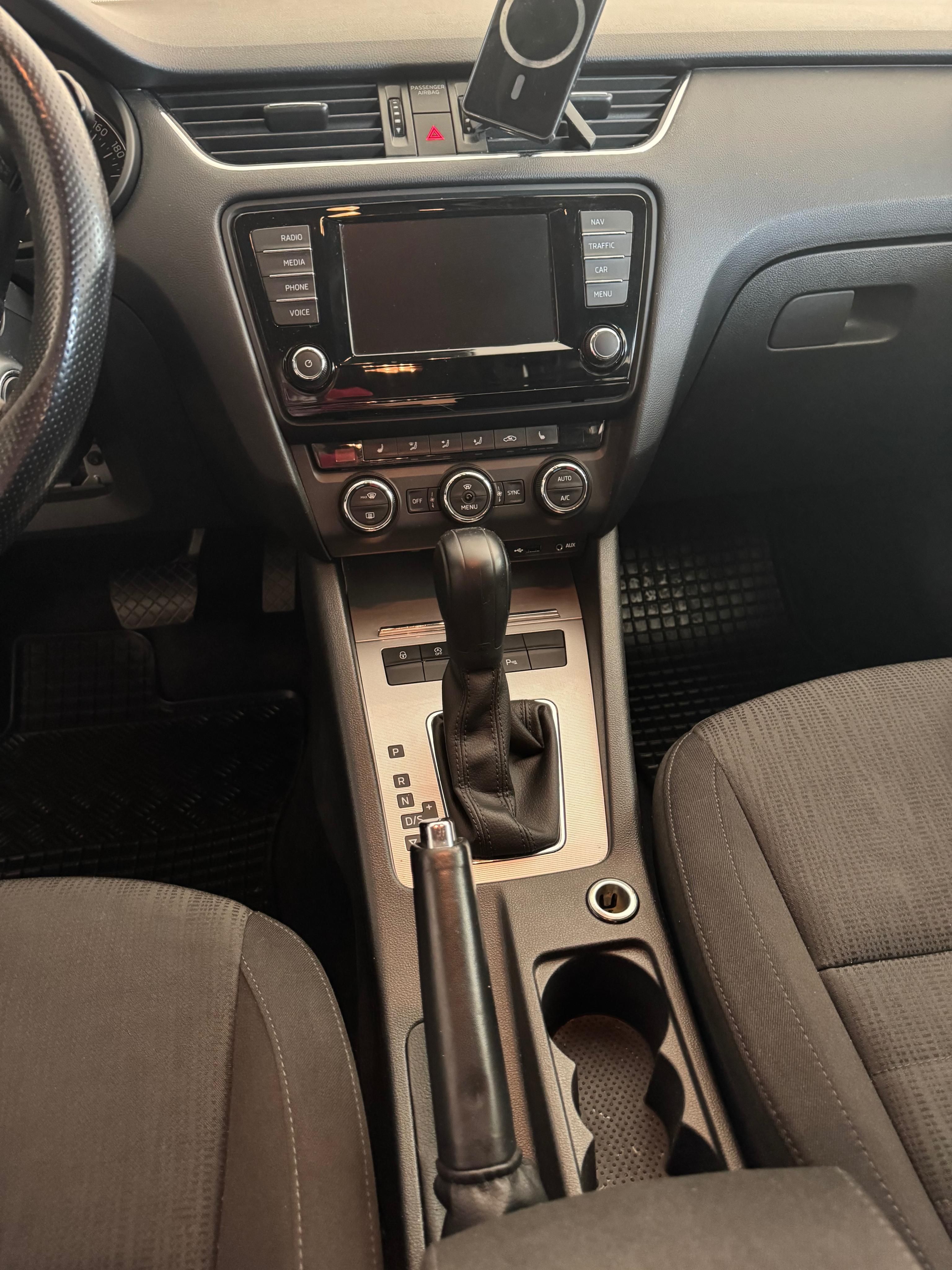 Škoda Octavia, 1.6 TDI - Servisováno - fotka 6