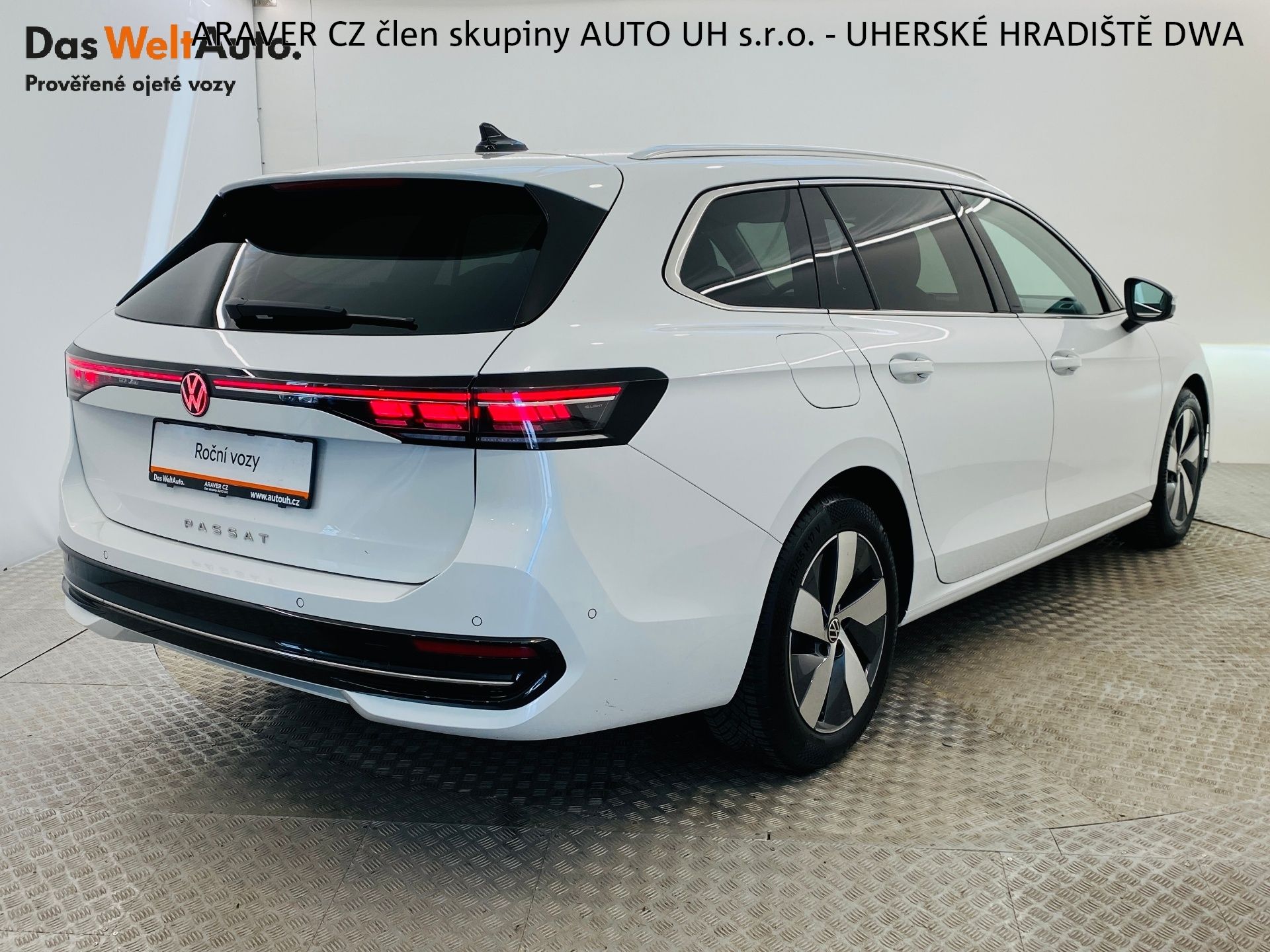 Volkswagen Passat, 2.0 TDI DSG 110kW Elegance - fotka 2