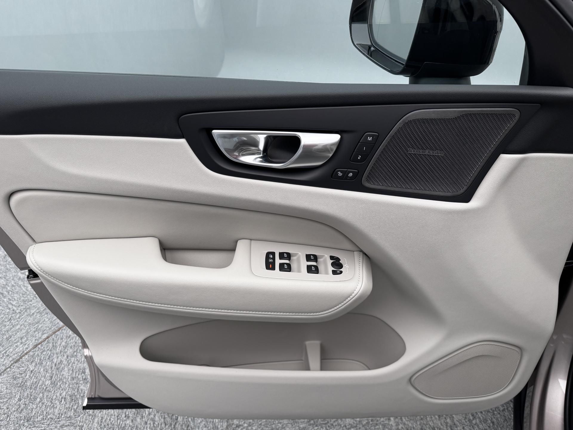 Volvo XC60, B5 AWD AUT DARK ULTRA - fotka 6